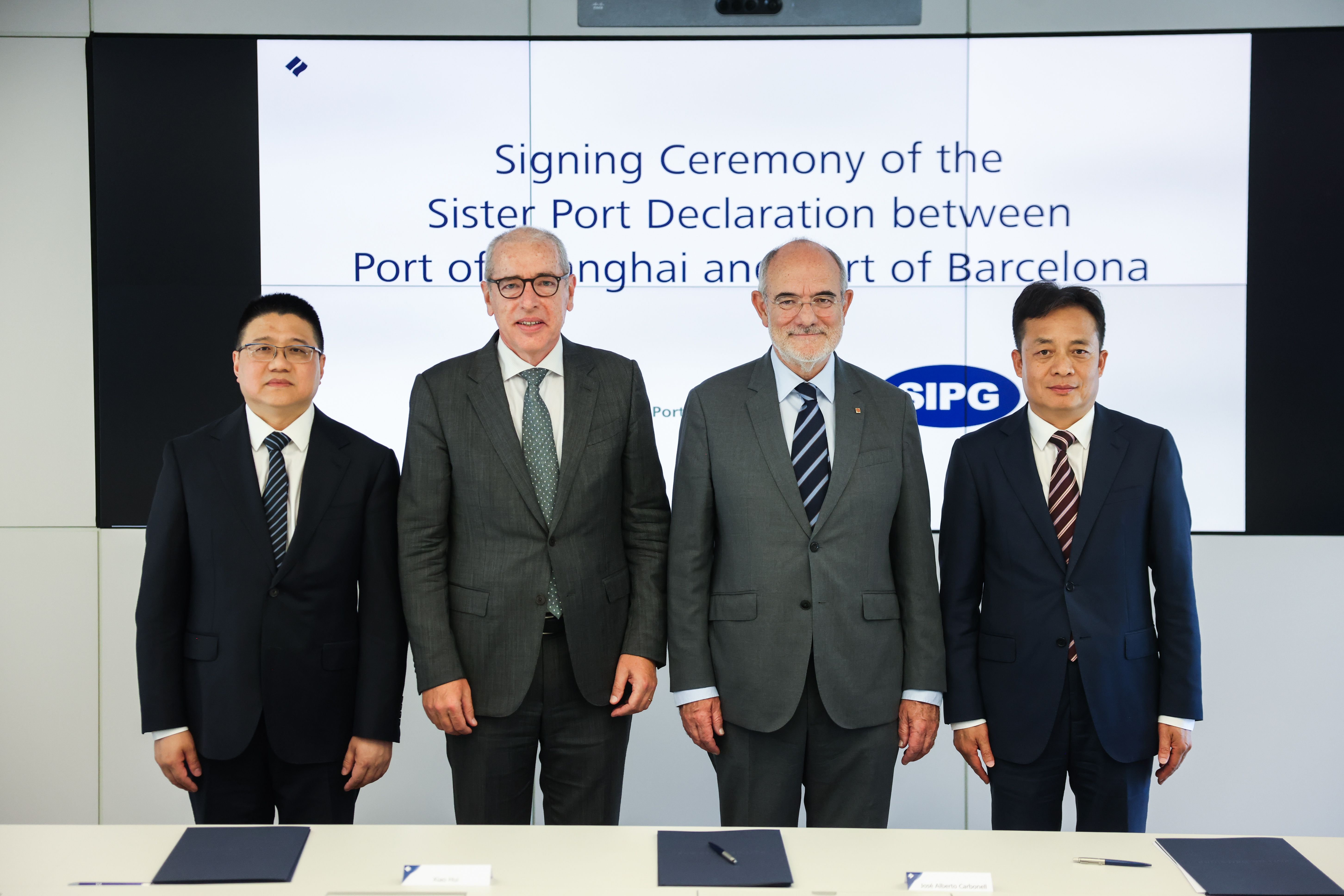 De izquierda a derecha: Xiao Hui, director general de la SMTC; José Alberto Carbonell, presidente del Port de Barcelona; Jaume Duch, consejero de Unión Europea y Acción Exterior de la Generalitat de Catalunya; y Yang ZhiYong, vicepresidente de SIPG, en el acto de firma | Cedida