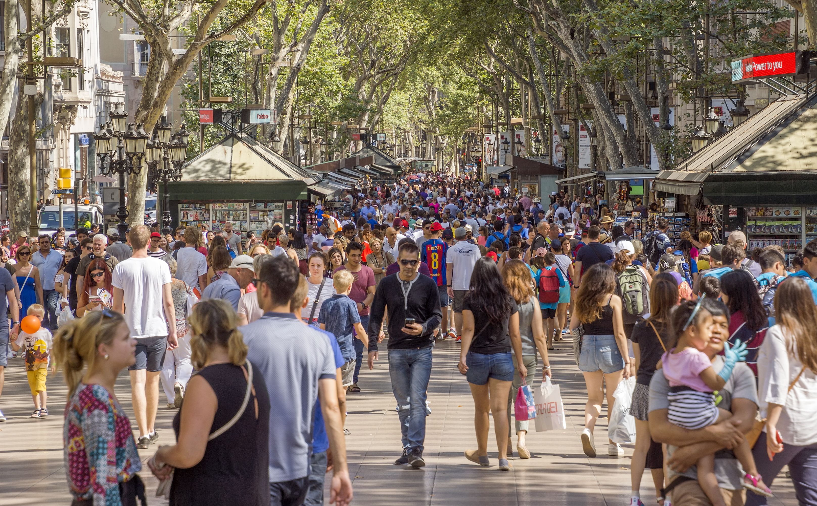 Molts turistes es concentren a la Rambla de Barcelona | iStock Molts turistes es concentren a la Rambla de Barcelona | iStock
