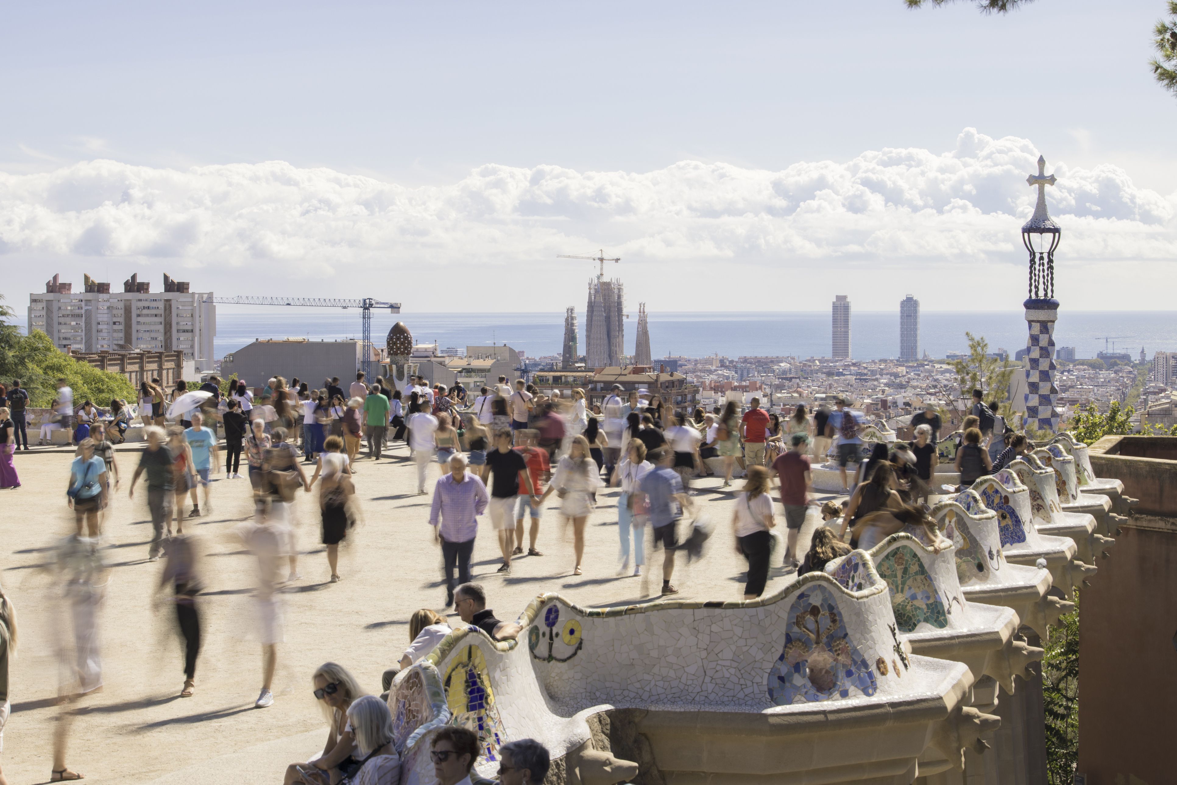 Turistas pasean por el Park Güell de Barcelona | iStock
