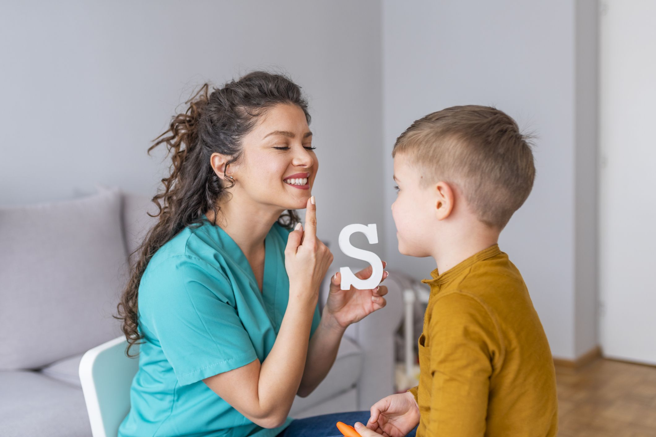 Una logopeda treballant amb un infant | dragana991 (iStock) Una logopeda treballant amb un infant | dragana991 (iStock)