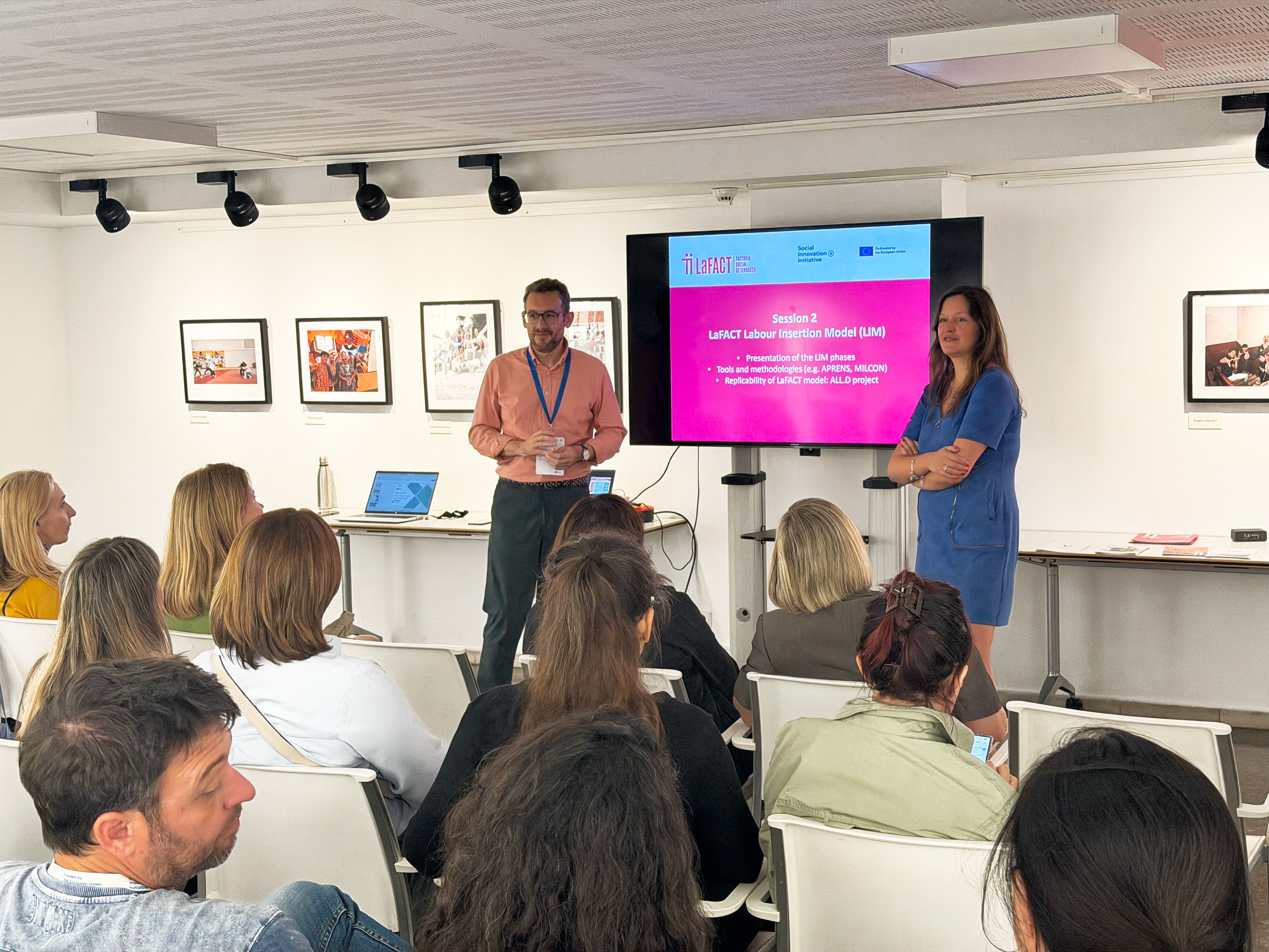 Eduardo Mesa i Anaël Le Bihan, durant la presentació del model d'inserció laboral de LaFACT | Cedida Eduardo Mesa i Anaël Le Bihan, durant la presentació del model d'inserció laboral de LaFACT | Cedida