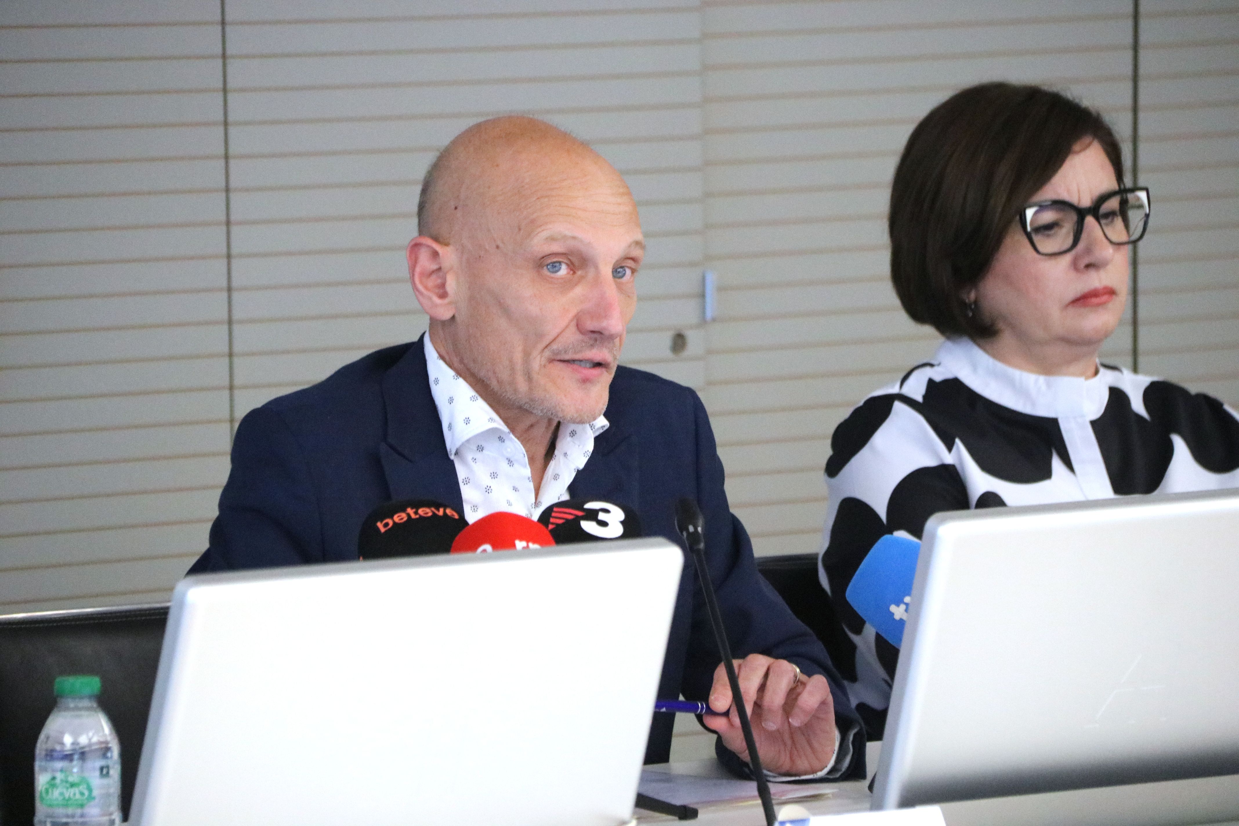 El coautor de l'estudi sobre creueristes a Barcelona, Josep Maria Espinet, i la cap de Creuers del Port de Barcelona, Mar Pérez, en la presentació dels resultats | Iñaki Martinez Azpiroz (ACN)