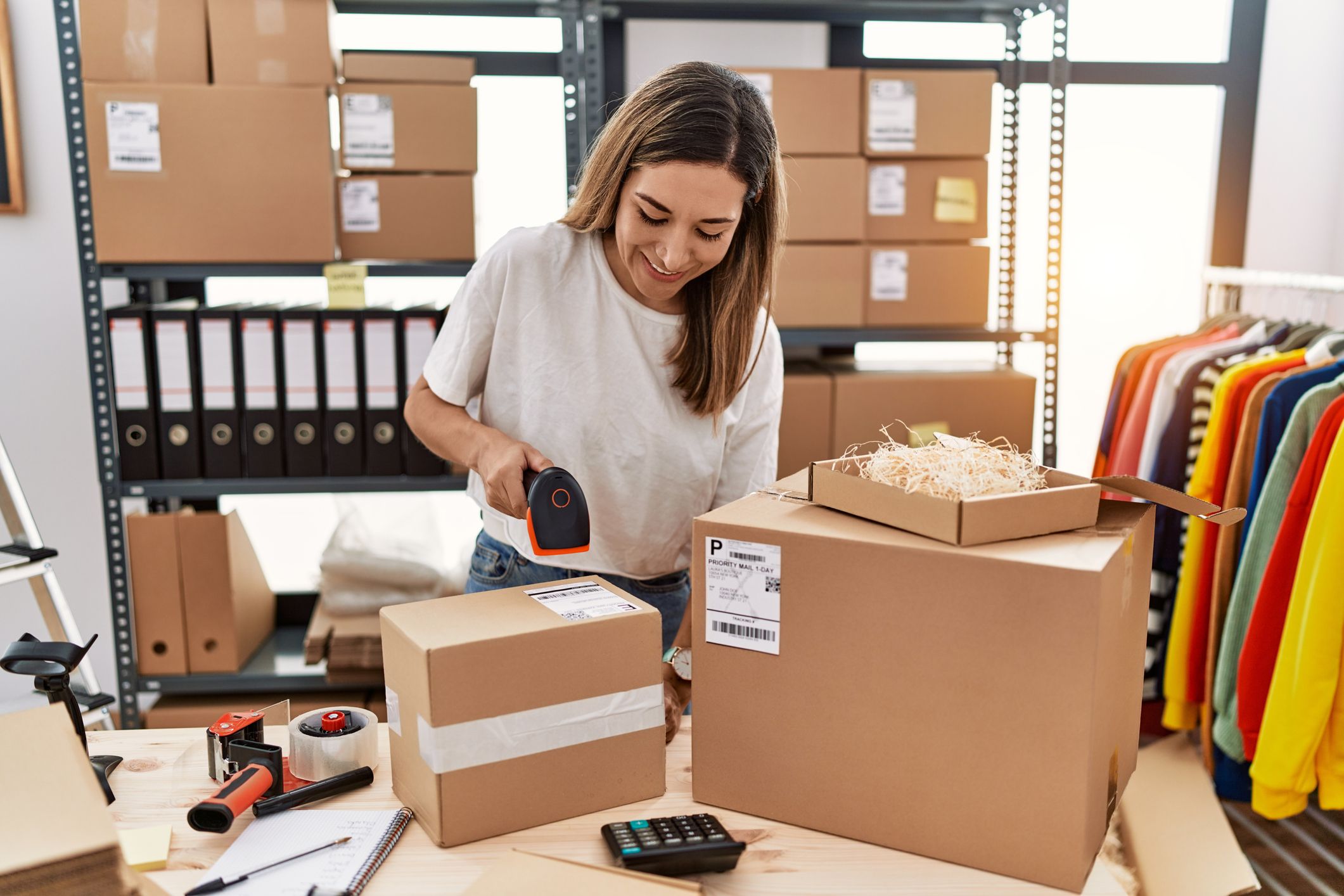 Una jove emprenedora gestiona el seu negoci | iStock Una jove emprenedora gestiona el seu negoci | iStock