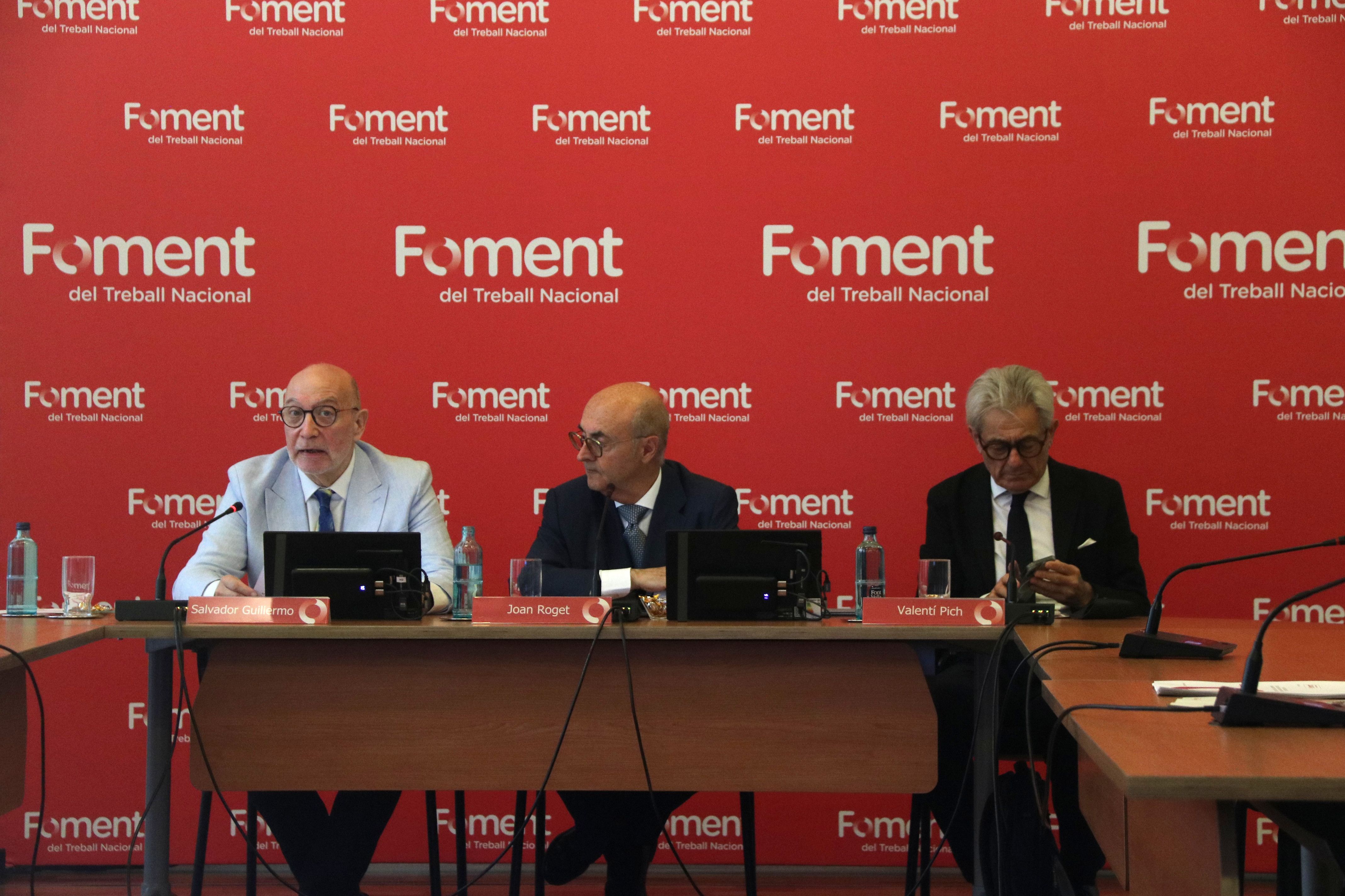 El director d'Estudis i Economia de Foment del Treball, Salvador Guillermo, el vicepresident de la patronal, Joan Roget, i el president de la comissió d'Economia i Fiscalitat, Valentí Pitch | Maria Asmarat (ACN) El director d'Estudis i Economia de Foment del Treball, Salvador Guillermo, el vicepresident de la patronal, Joan Roget, i el president de la comissió d'Economia i Fiscalitat, Valentí Pitch | Maria Asmarat (ACN)