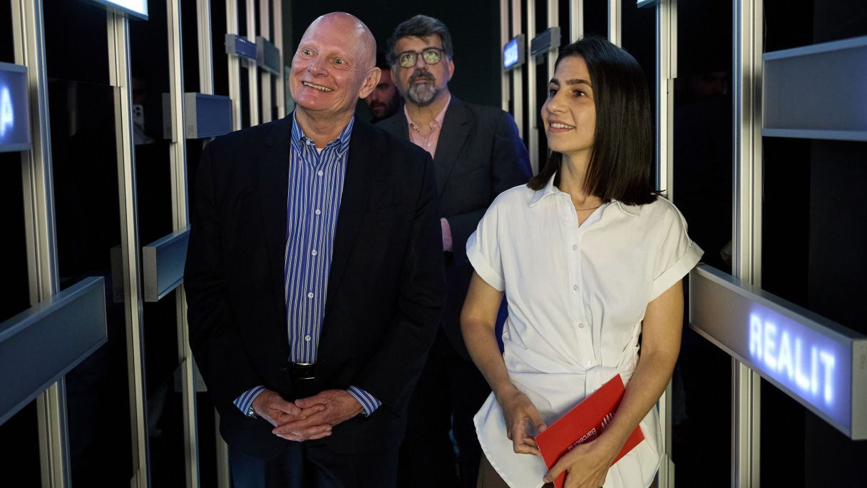 El president de la GSMA Ltd, John Hoffman, i la directora general de la MWCapital, Laia Corbella, amb el comissari de 'Tecnologia [in]visible', Genís Roca | Cedida