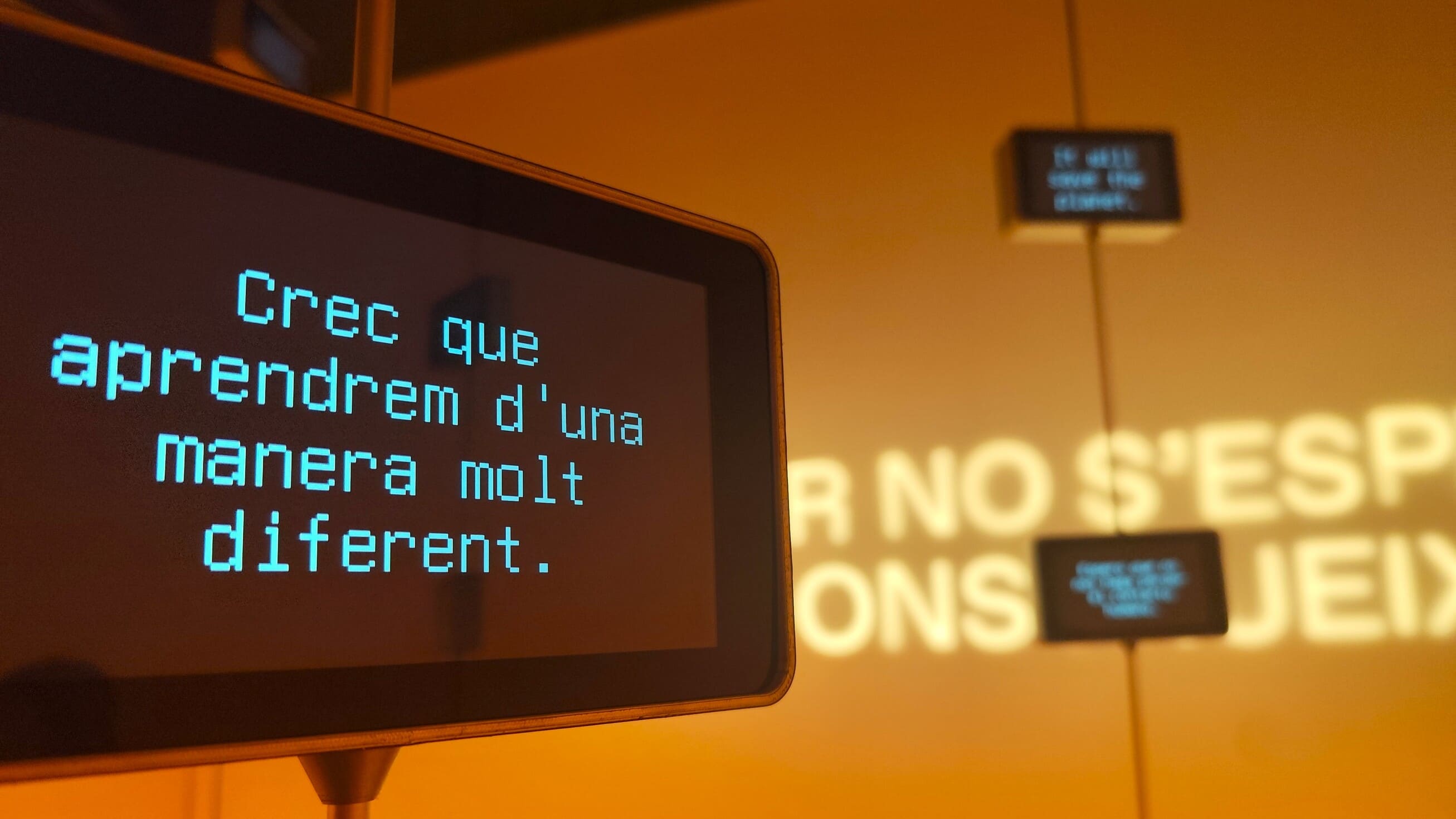L'última sala de 'Tecnologia [in]visible' mostra els missatges dels visitants en pantalles | Marc Vilajosana