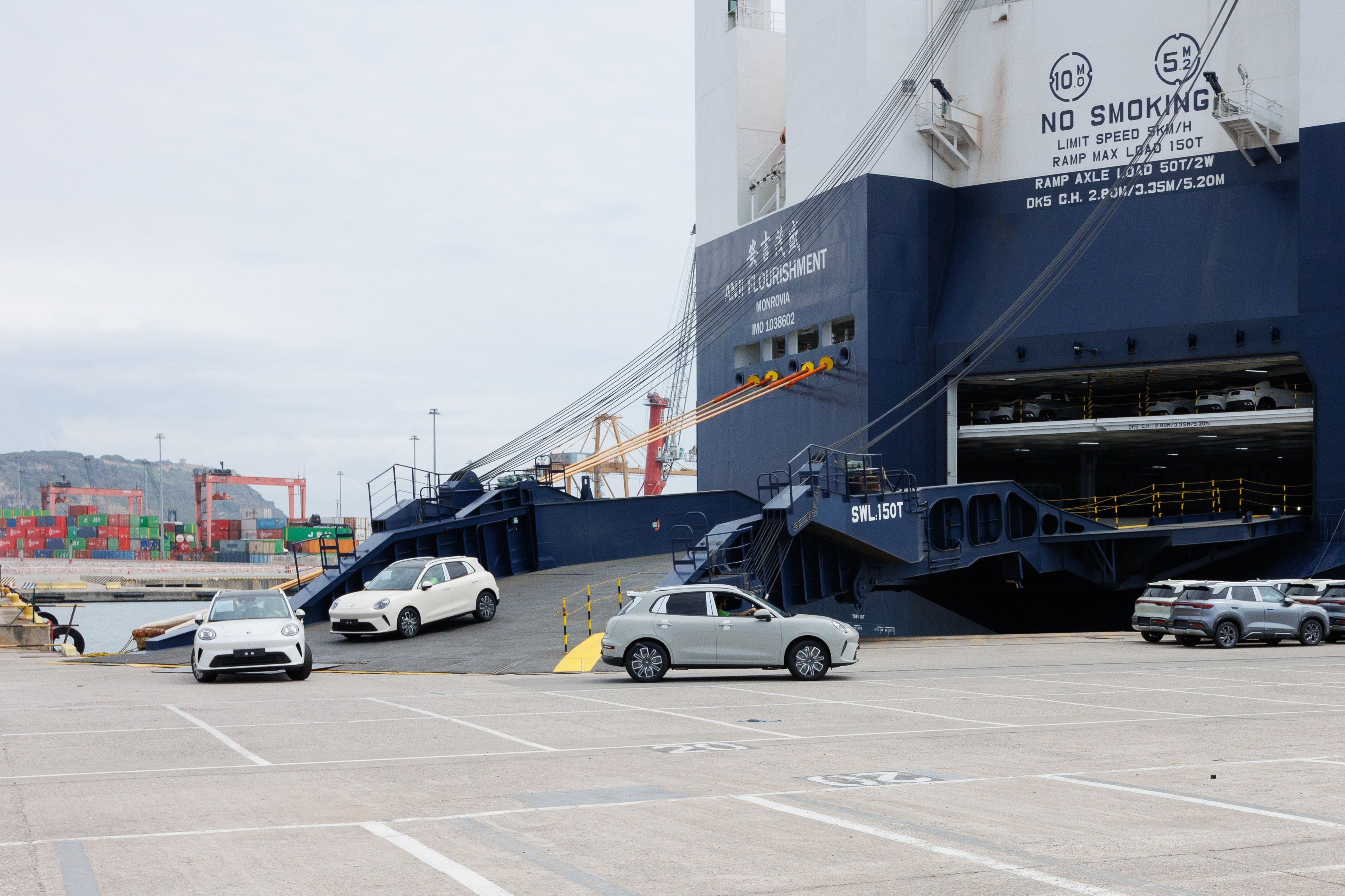Imatge del desembarcament dels vehicles de GWM al Port de Barcelona | Cedida
