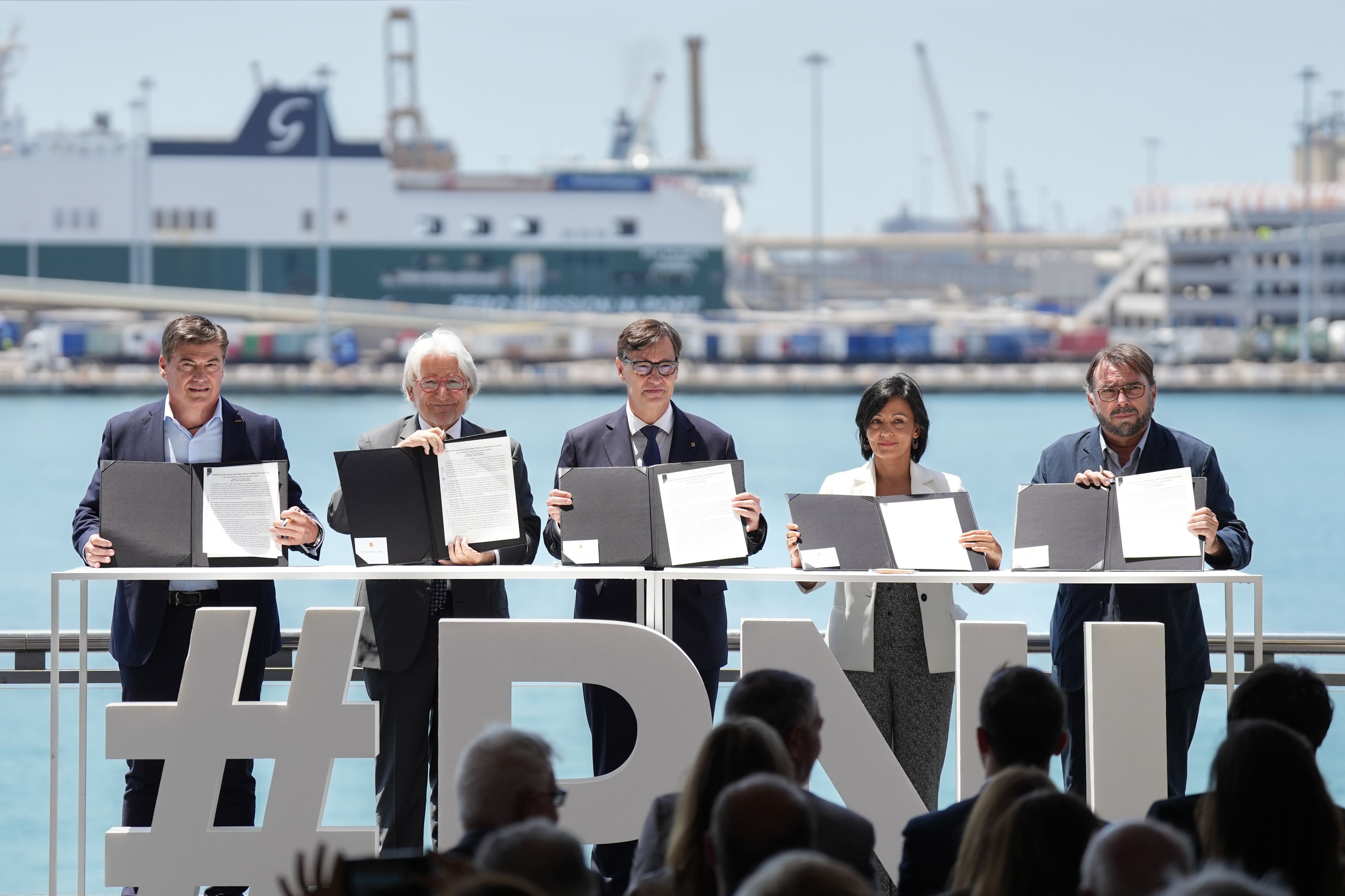 De izquierda a derecha: Antoni Cañete (Pimec), Josep Sánchez Llibre (Foment), Salvador Illa (Govern), Belén López (CCOO) y Camil Ros (UGT) | David Zorrakino (Europa Press)