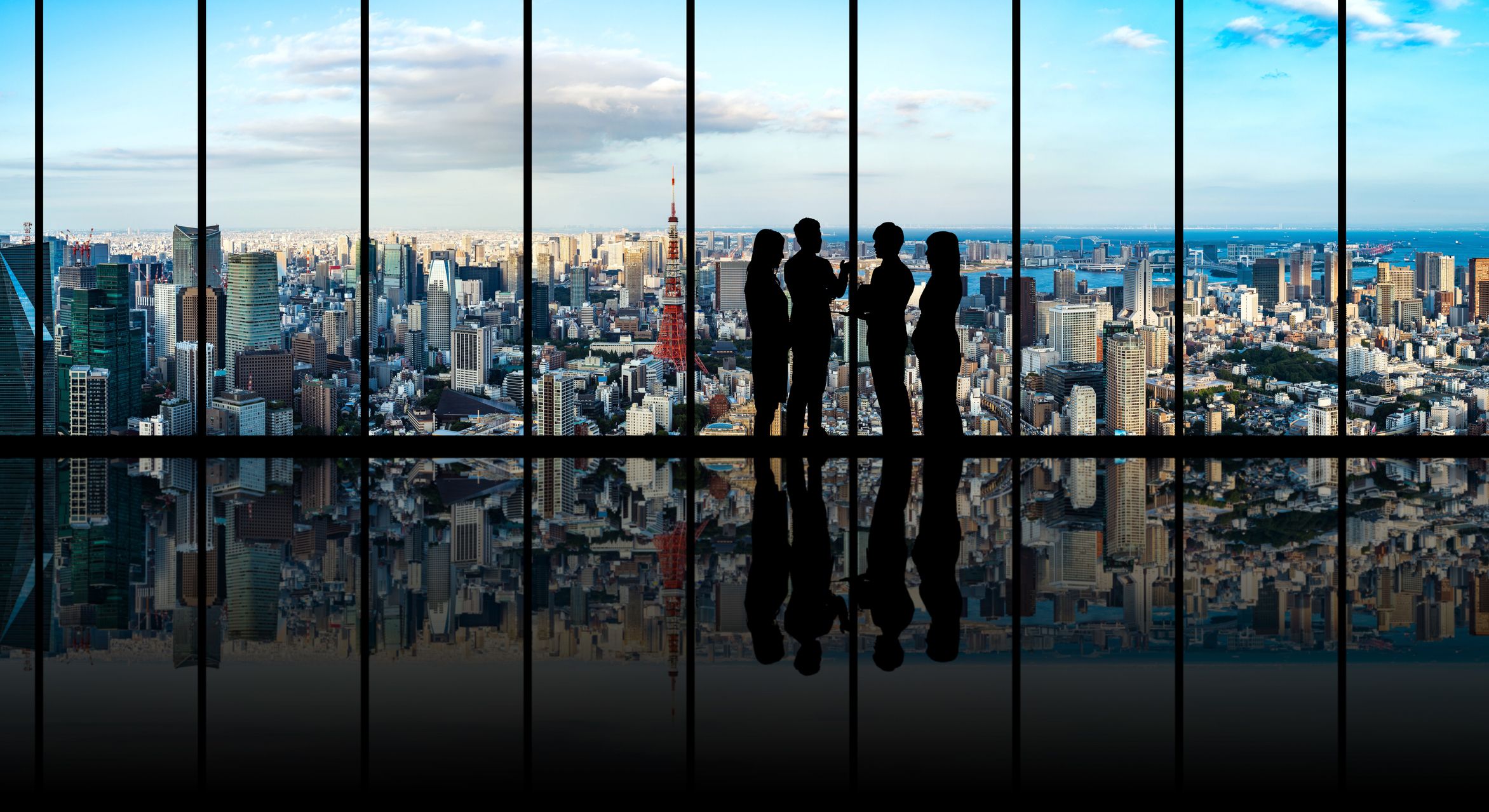 Interior de una oficina con el paisaje urbano de la ciudad de Tokio de fondo | iStock