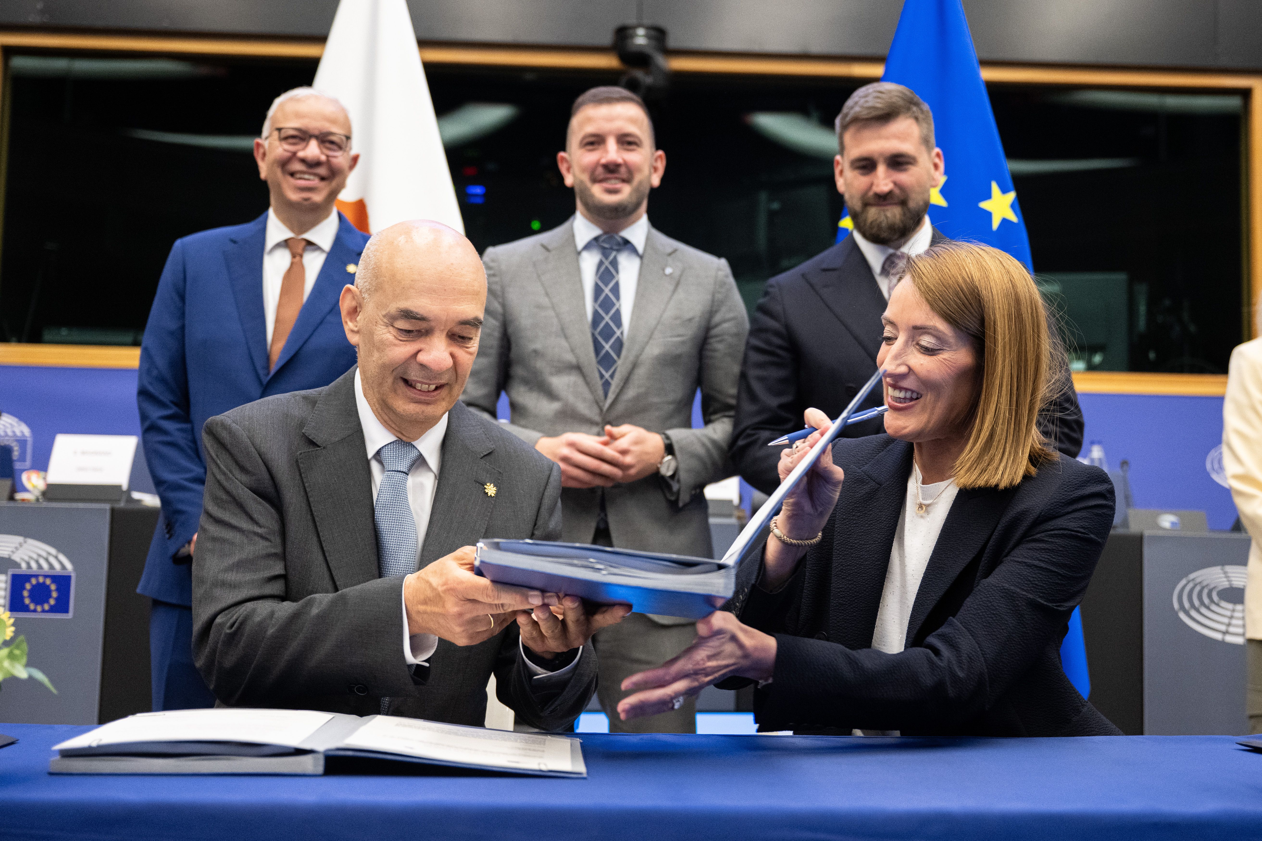 El ministre de Transports de Xipre, Alexis Vafeades, i la presidenta del Parlament Europeu, Roberta Metsola | Unió Europea