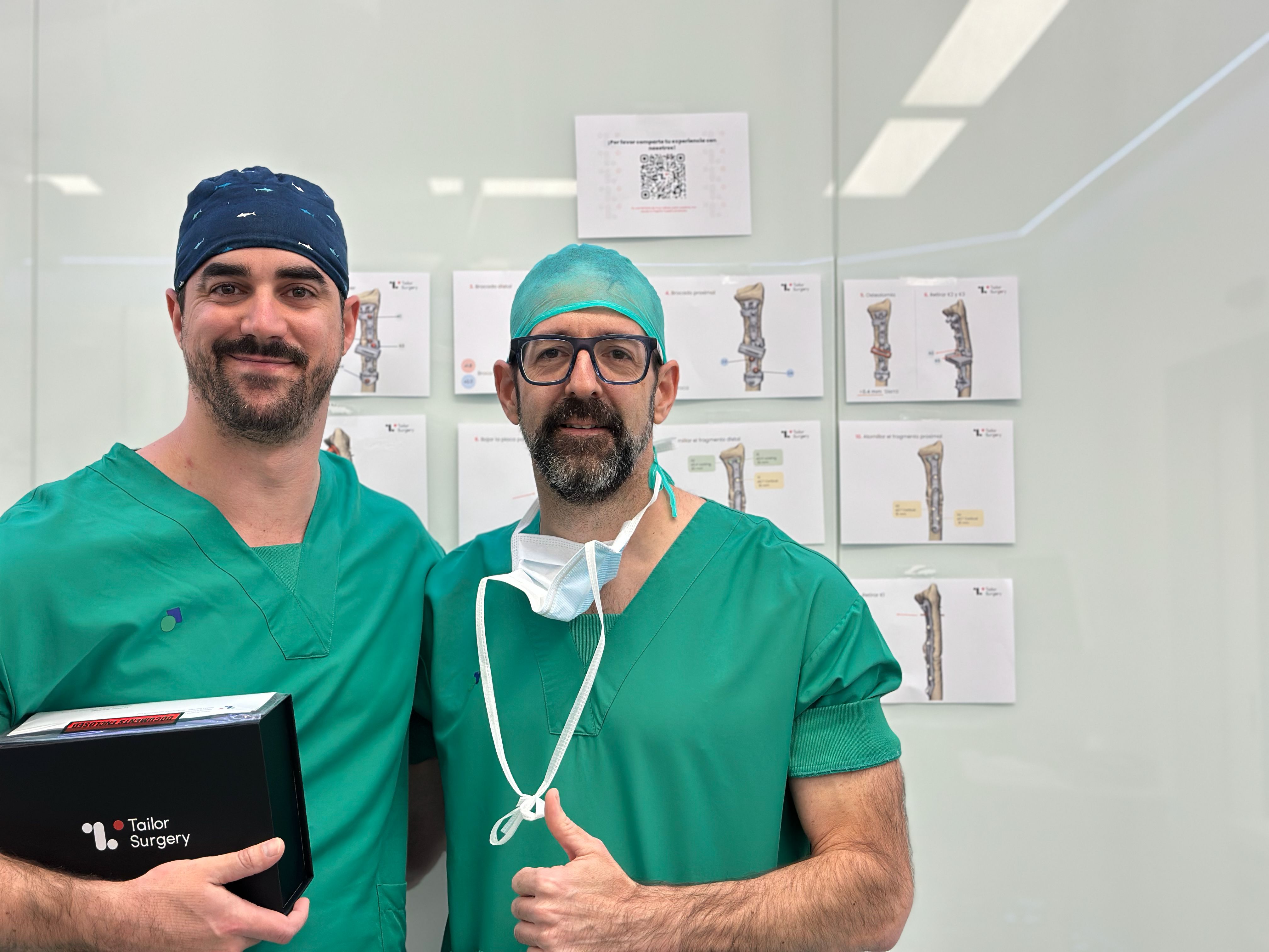 De izquierda a derecha, los doctores Alfons Gasset y Alexandre Berenguer, especialistas en cirugía ortopédica con el producto de osteotomía de radio personalizado de Tailor Surgery | Cedida
