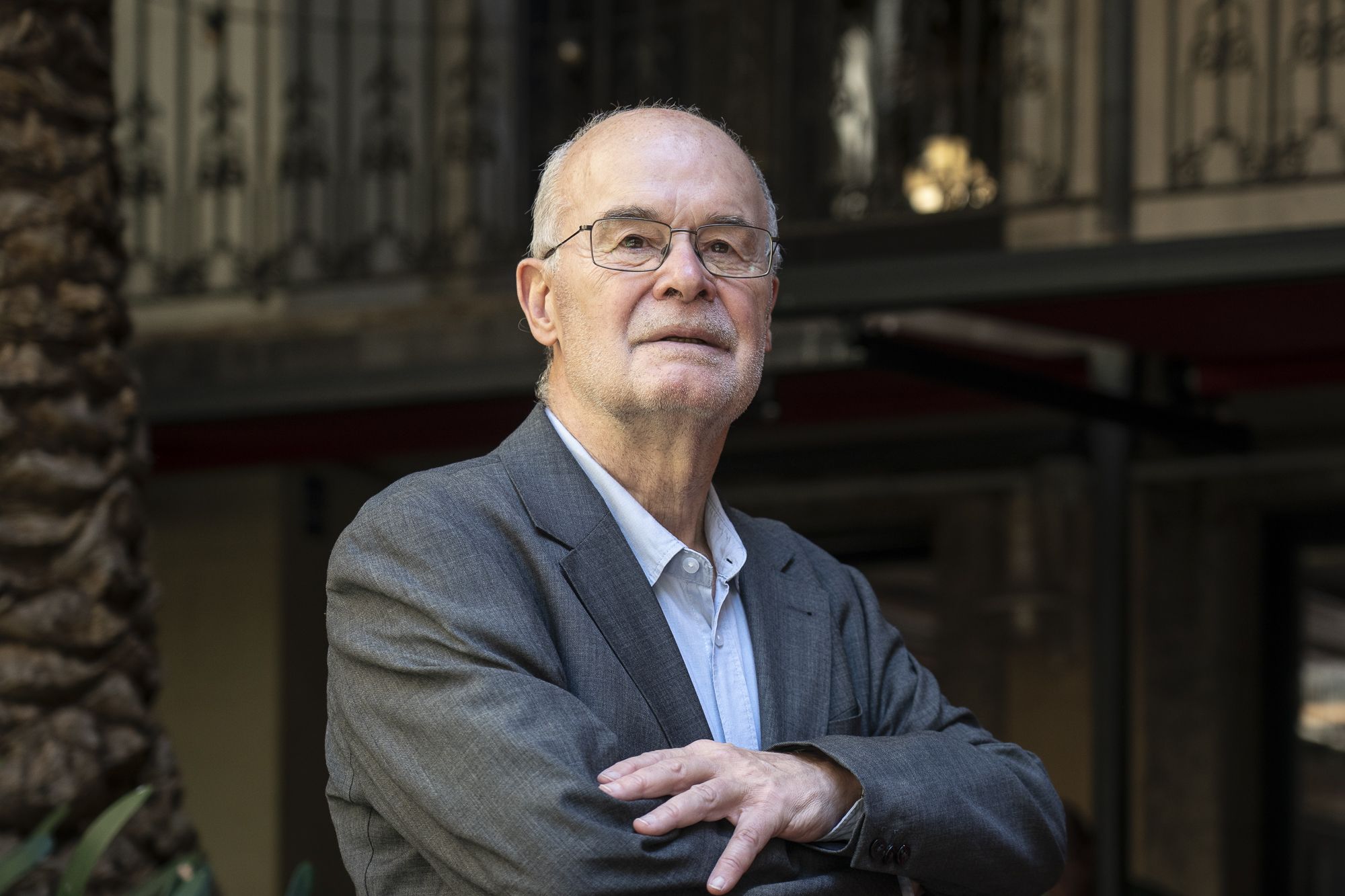  El exconseller de Economía y Finanzas, Antoni Castells, en el Jardín del Ateneu Barcelonès | Mireia Comas