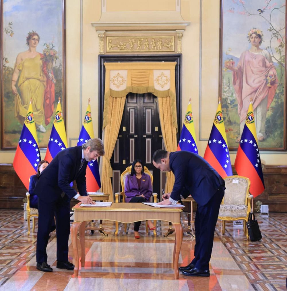 El membre del comitè executiu de Repsol, Francisco Gea, i el president de PDVSA, Héctor Obregón | ACN