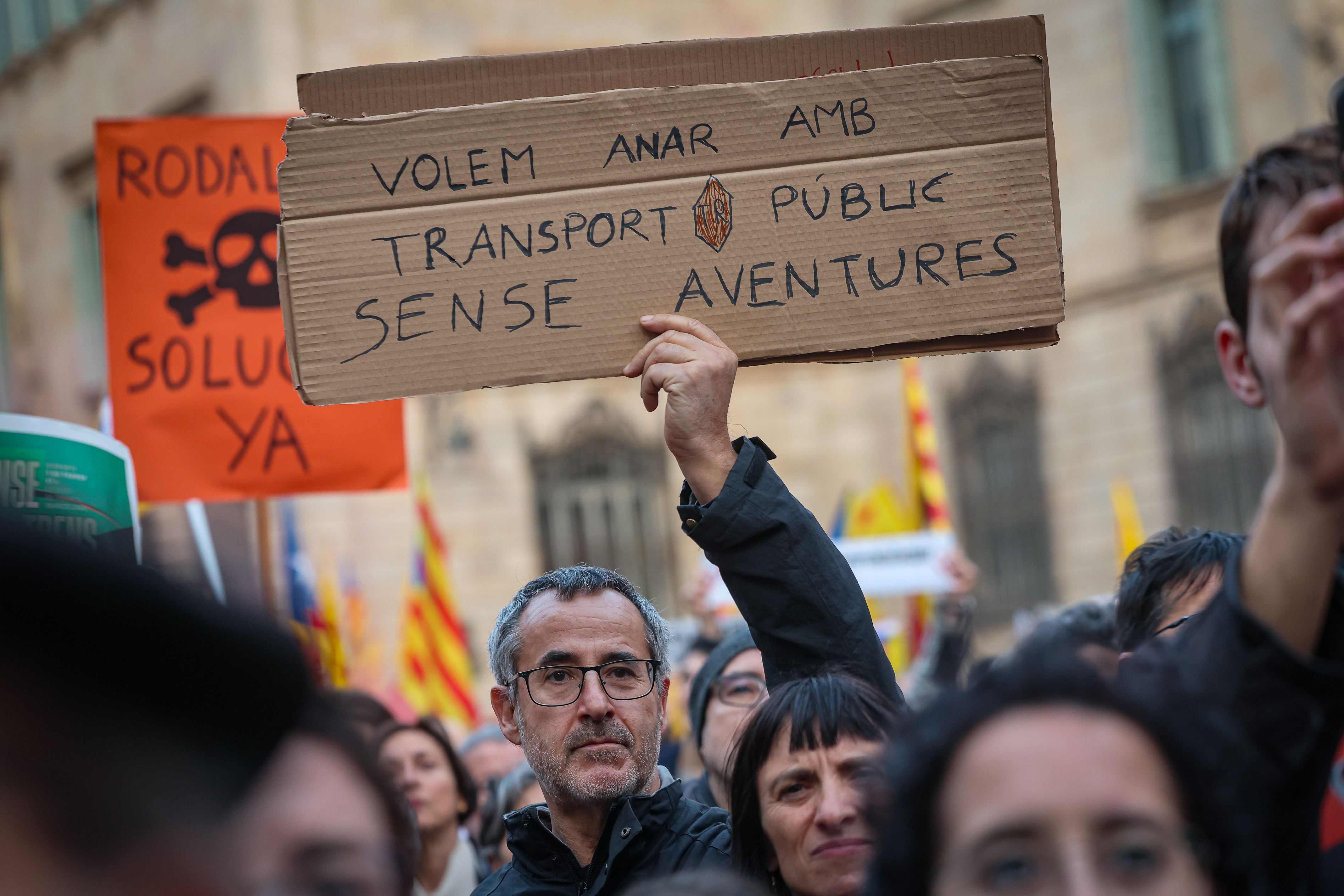 Pancartes reivindicatives en una manifestació per denunciar la situació de Rodalies | Jordi Borràs (ACN) Pancartes reivindicatives en una manifestació per denunciar la situació de Rodalies | Jordi Borràs (ACN)