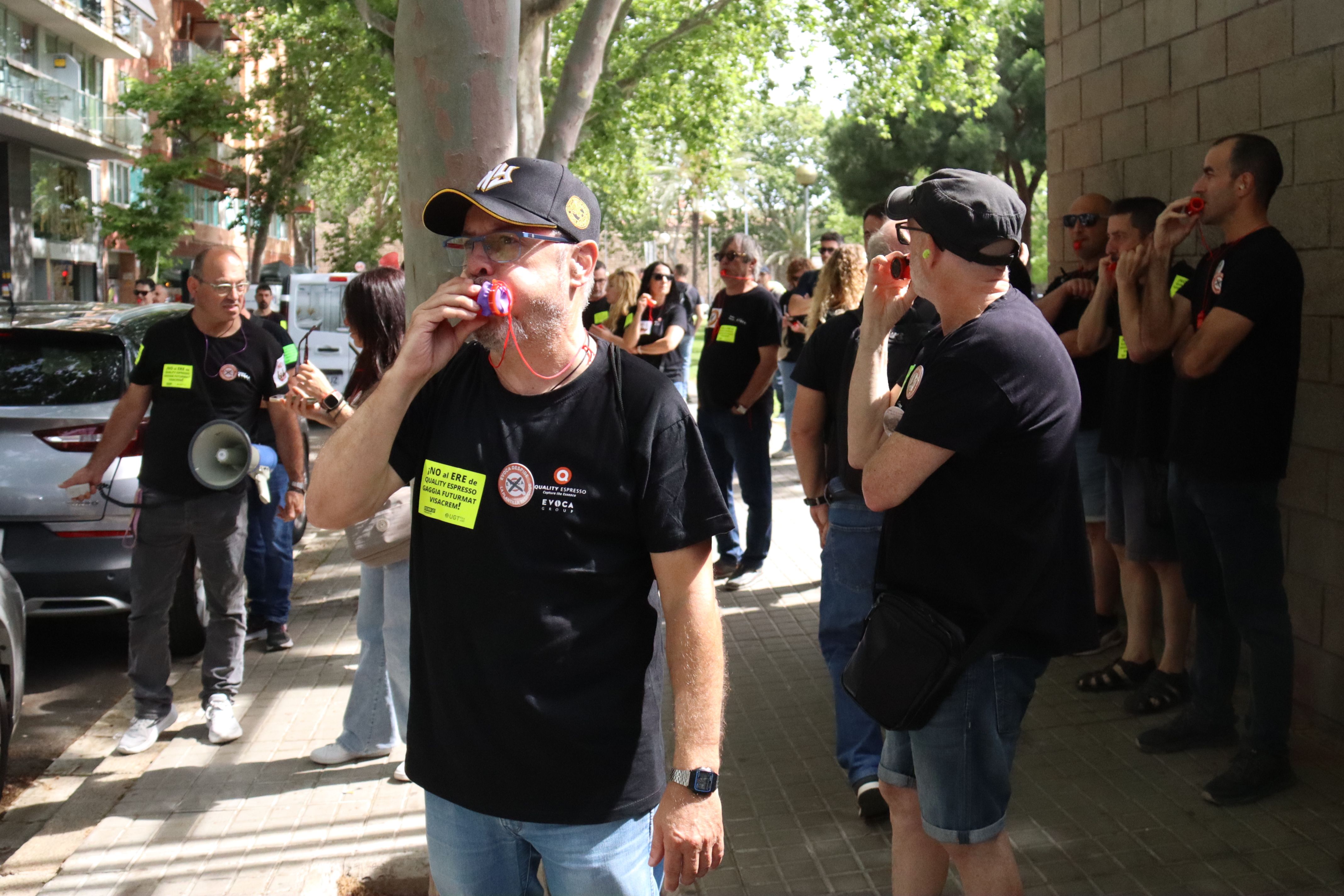 Un dels treballadors de Quality Espresso protestant a la seu del departament d'Empresa i Treball | Aina Martí (ACN)