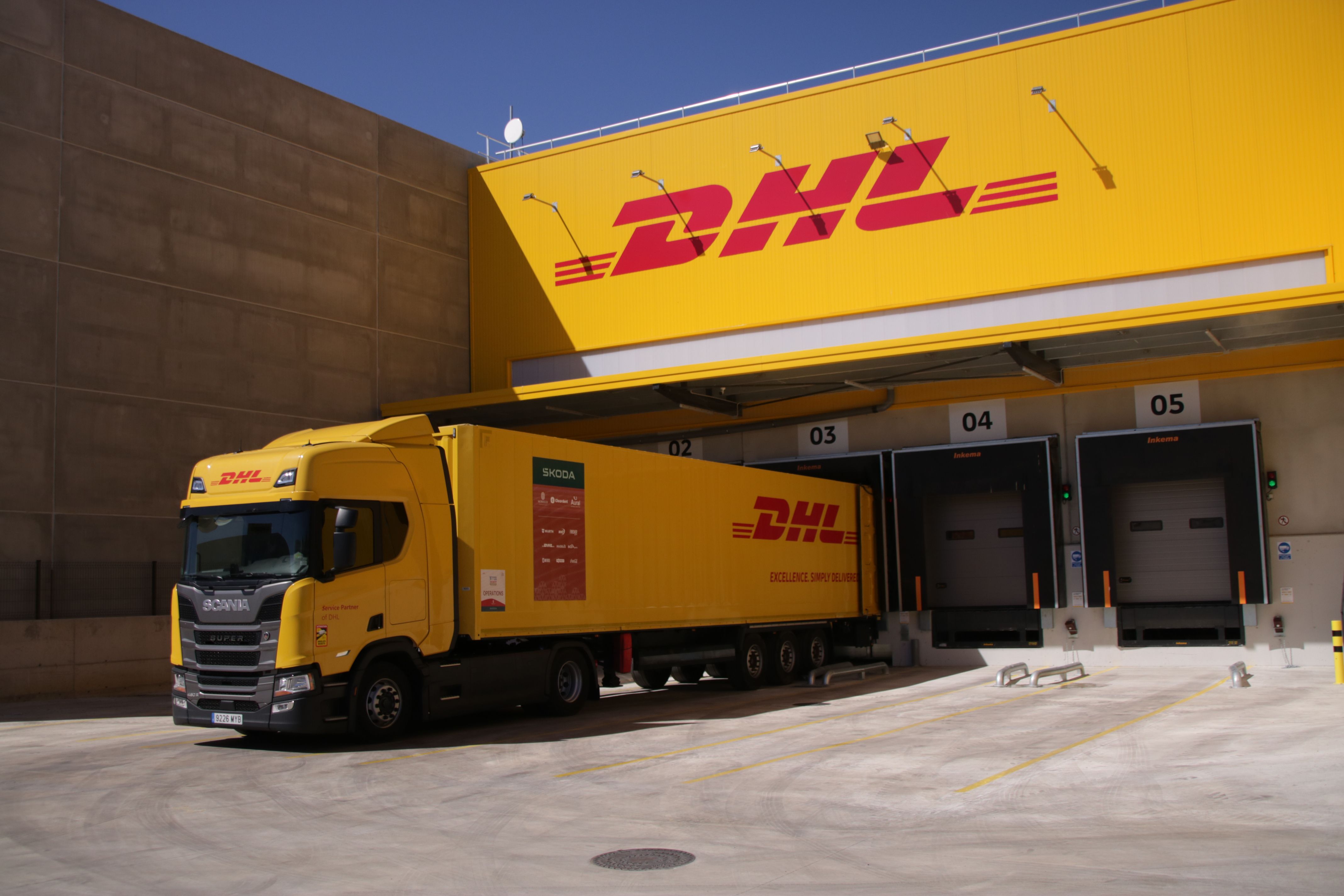 Un tràiler de l'empresa DHL al seu nou centre logístic a Vilablareix | Berta Artigas Fontàs (ACN)