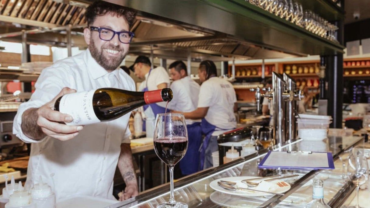 Un cocinero de Parada Torres sirviendo una copa de vino | Cedida Un cocinero de Parada Torres sirviendo una copa de vino | Cedida
