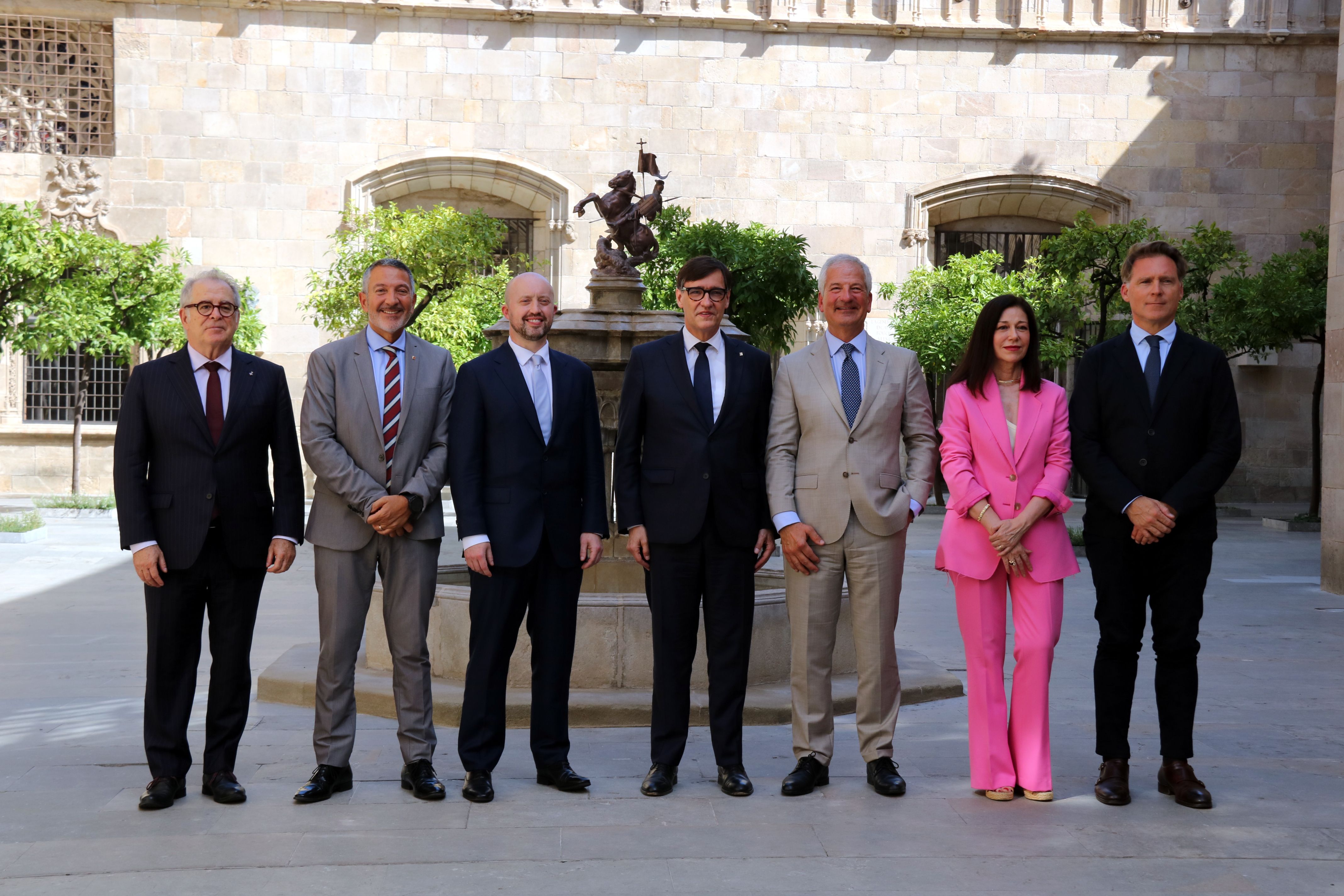 El president Salvador Illa; el conseller Miquel Sàmper; el tinent d’alcalde Jordi Valls; la presidenta de Cofides, Ángela Pérez; el membre de Barcelona Global, Josep Lluís Sanfeliu, i el director executiu d’OQC, Gerald Mullally | Andrea Salazar (ACN)