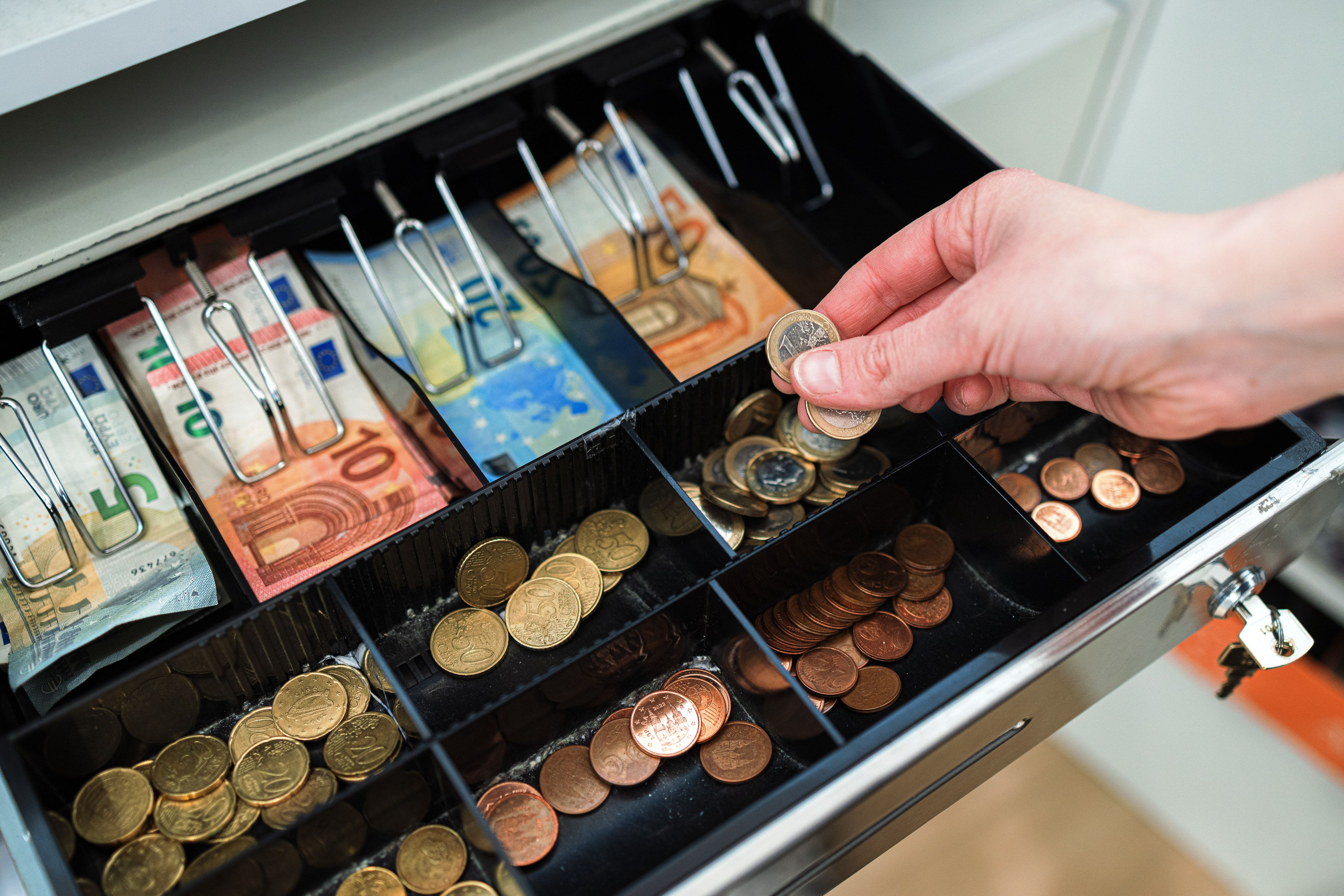 Una caja con billetes y monedas | Jordi Borràs (ACN)