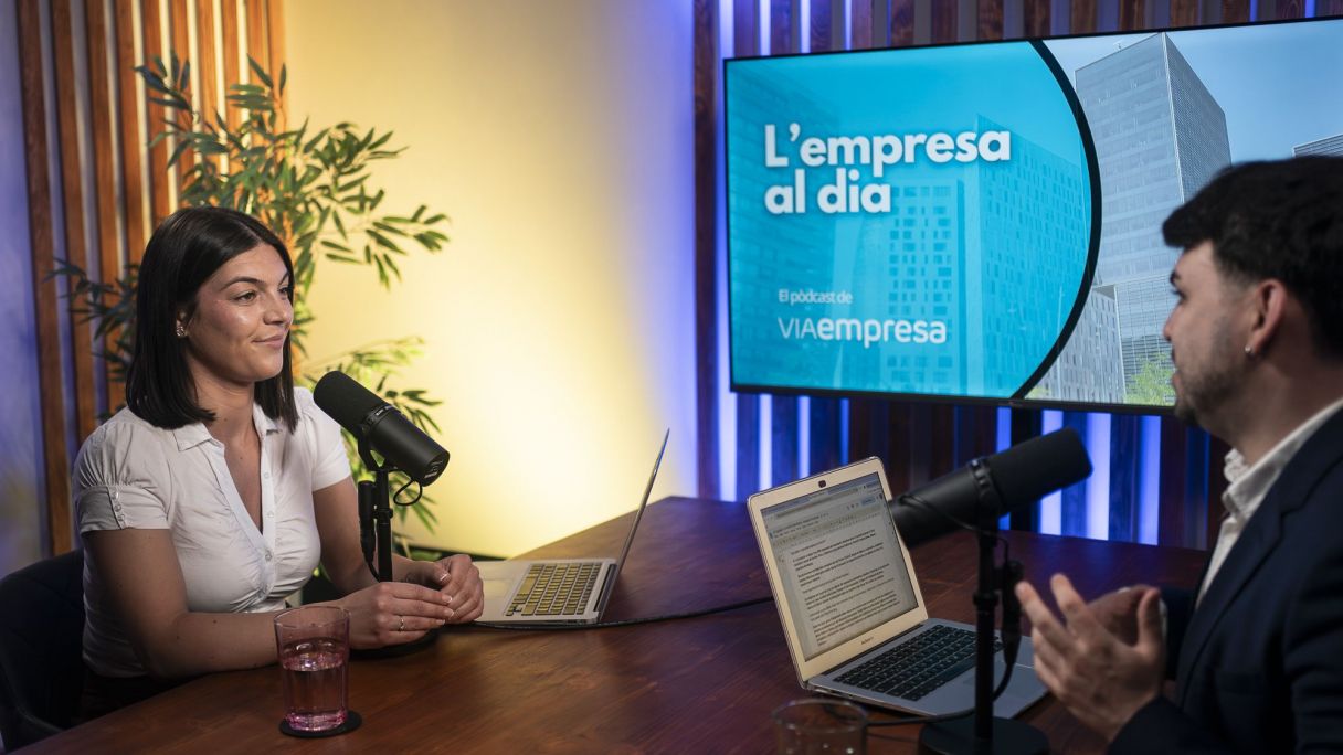 La periodista de VIA Empresa, Ana M. González, i el director del mitjà, Carlos Rojas, durant l'enregistrament del nou episodi de 'L'empresa al dia' | Mireia Comas La periodista de VIA Empresa, Ana M. González, i el director del mitjà, Carlos Rojas, durant l'enregistrament del nou episodi de 'L'empresa al dia' | Mireia Comas
