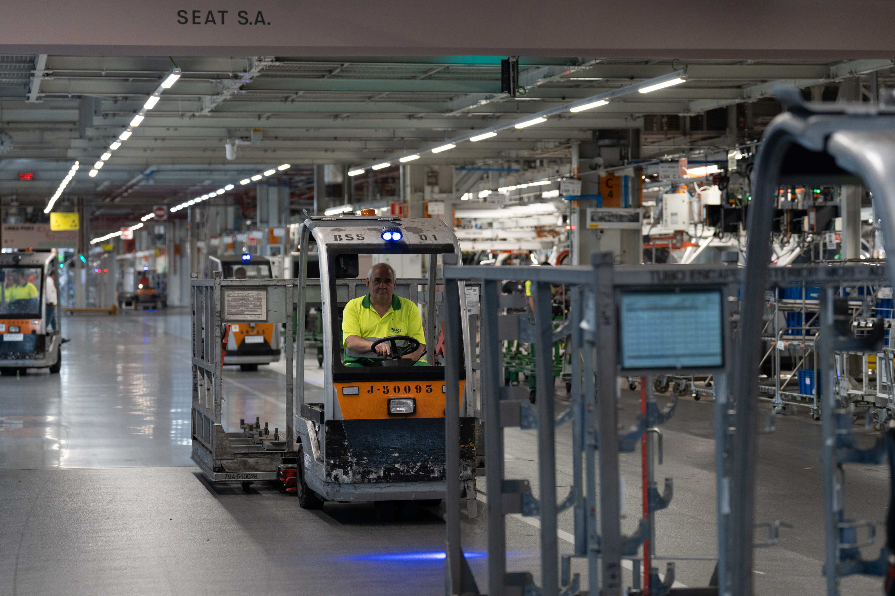 Un empleado conduce una carretilla elevadora en la fábrica de Seat en Martorell | David Zorrakino (Europa Press) Un empleado conduce una carretilla elevadora en la fábrica de Seat en Martorell | David Zorrakino (Europa Press)