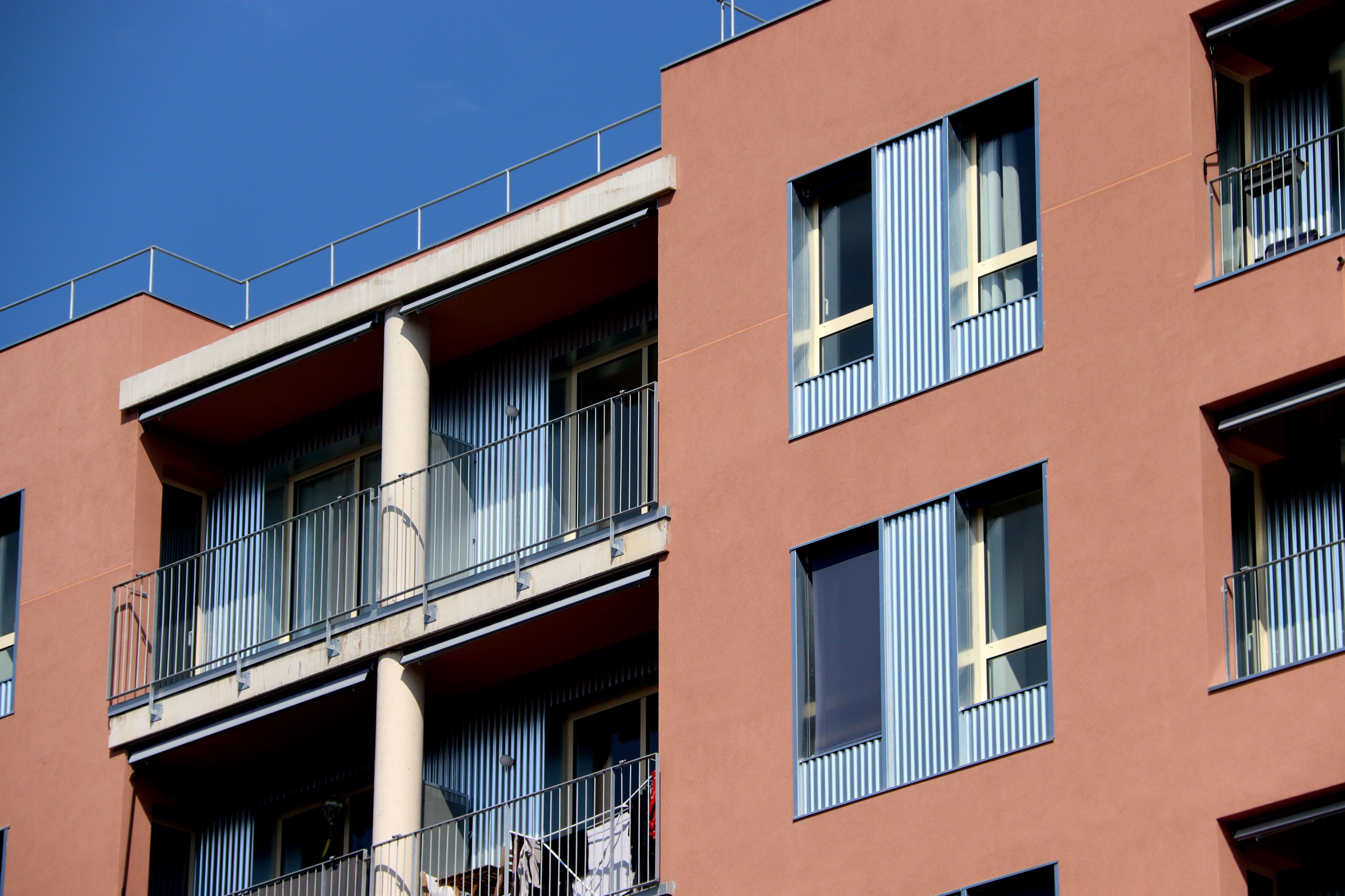 Detall d'un balcó d'un edifici d'habitatge de protecció oficial al Masnou, amb desenes de pisos per a llogar i d'altres a la venda | Gerard Escaich Folch (ACN) Detall d'un balcó d'un edifici d'habitatge de protecció oficial al Masnou, amb desenes de pisos per a llogar i d'altres a la venda | Gerard Escaich Folch (ACN)