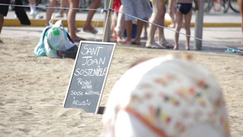 Cartell informatiu de la iniciativa 'Sant Joan Sostenible' a la platja de Barcelona | Cedida