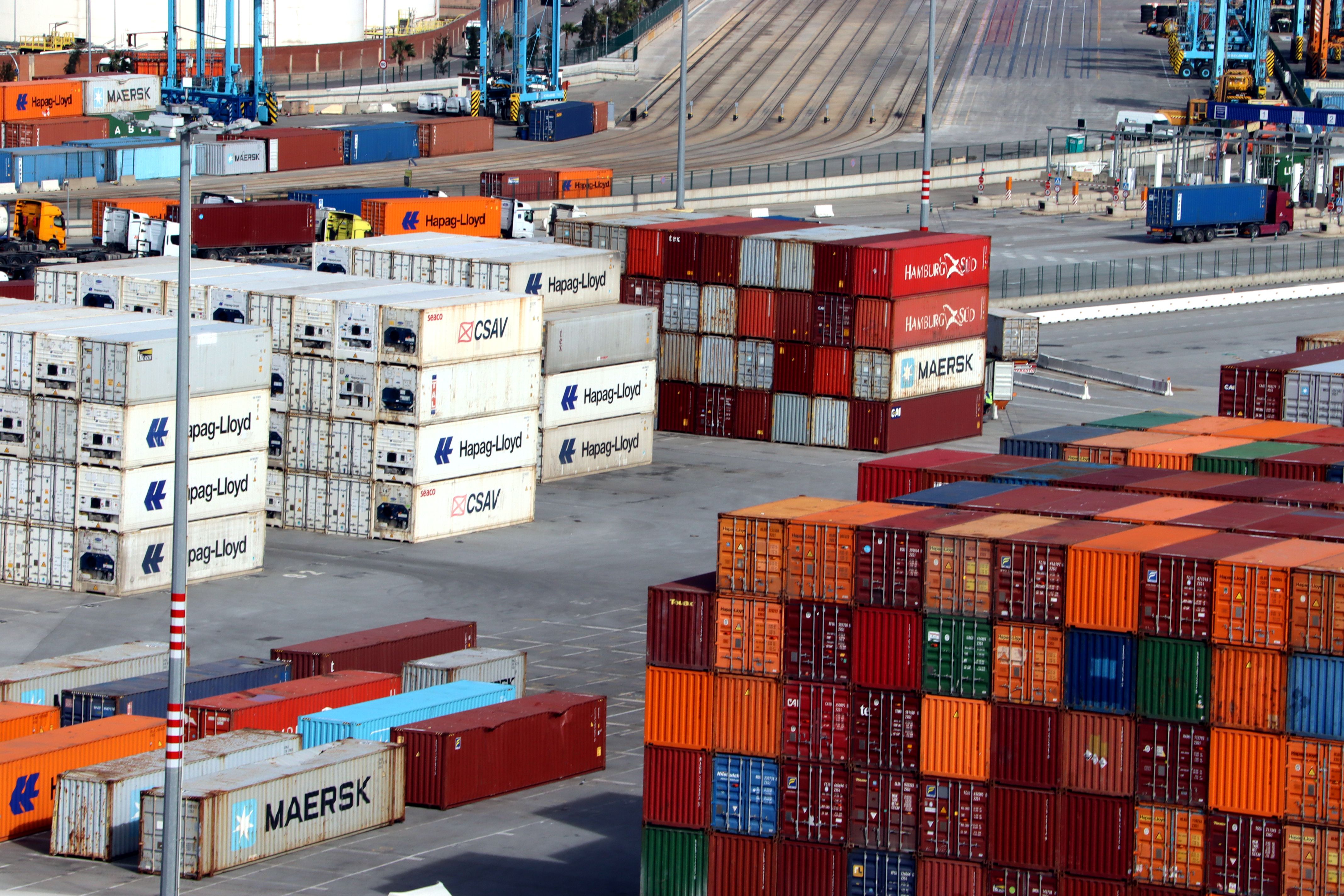 Contenedores de mercancías preparados en la Zona Franca del Port de Barcelona | Gerard Escaich Folch (ACN)