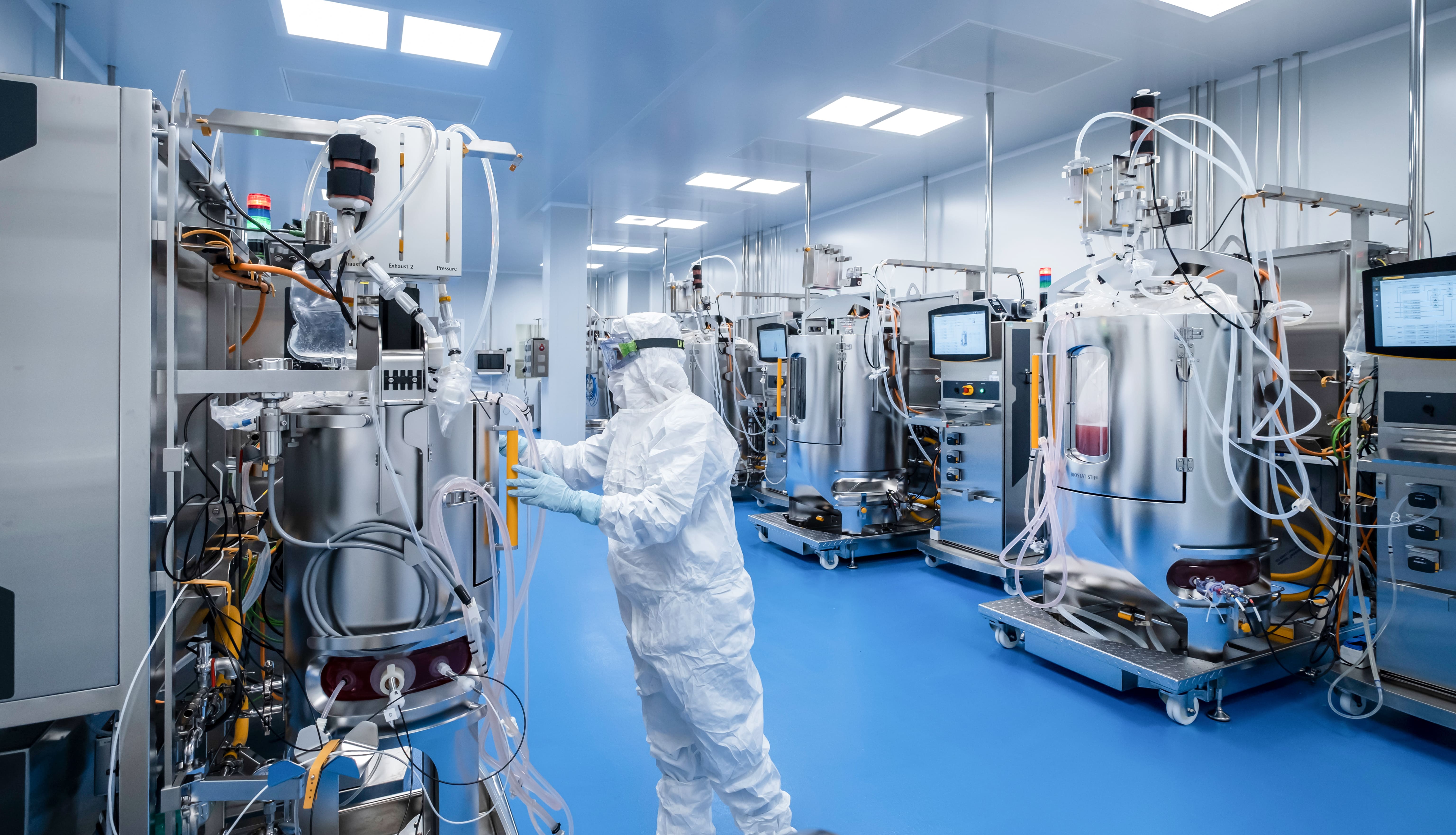Una persona treballa en els laboratoris d'Hipra | Imatge cedida a l'ACN per Hipra Una persona treballa en els laboratoris d'Hipra | Imatge cedida a l'ACN per Hipra