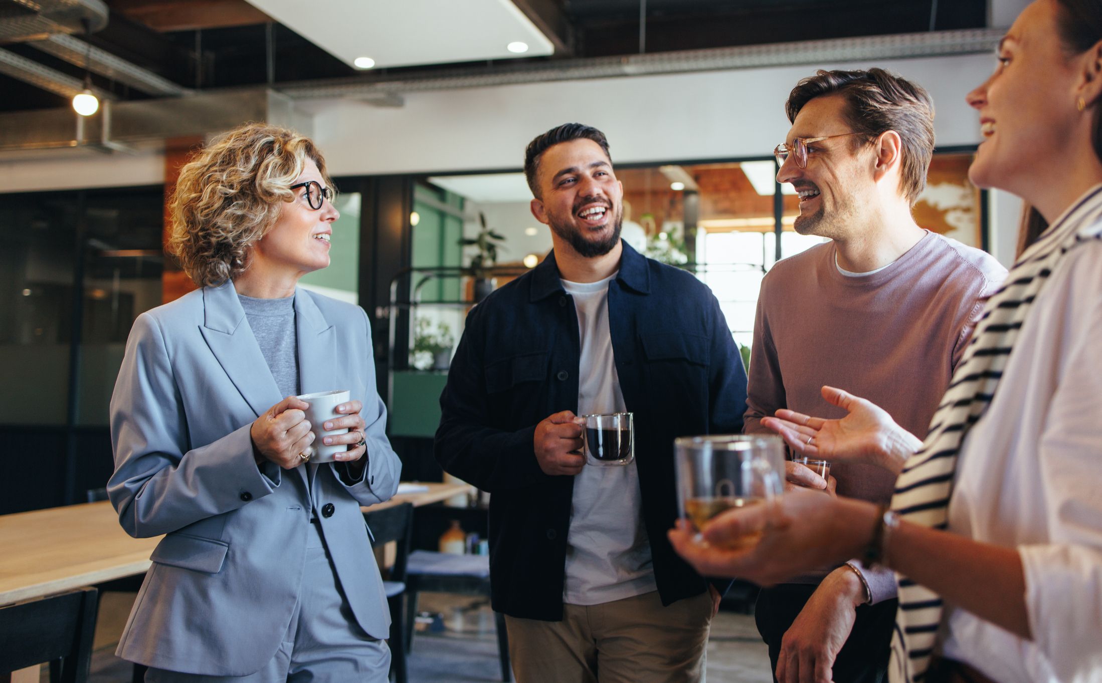 Treballadors parlant a l'oficina | jacoblund (iStock)