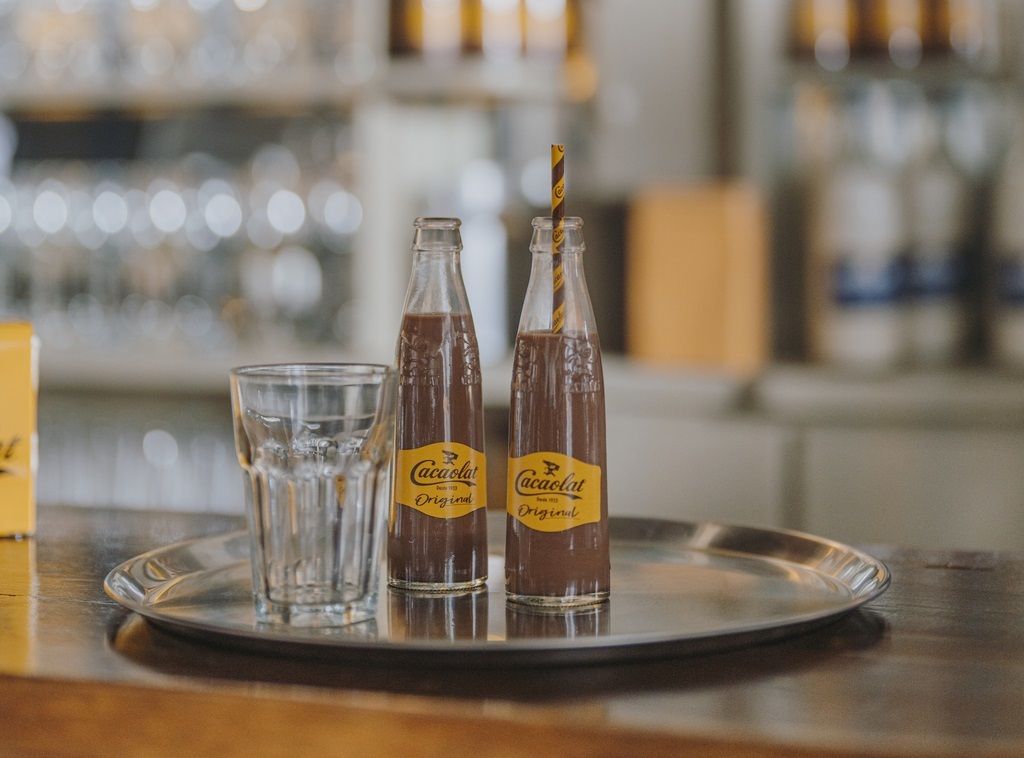 Dos botellas de Cacaolat sobre una bandeja metálica | Europa Press