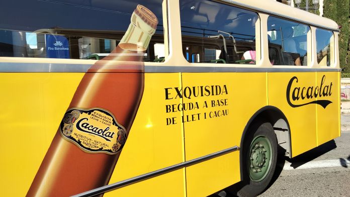 Un anunci històric de Cacaolat en un autobús | Wikimedia Commons Un anunci històric de Cacaolat en un autobús | Wikimedia Commons