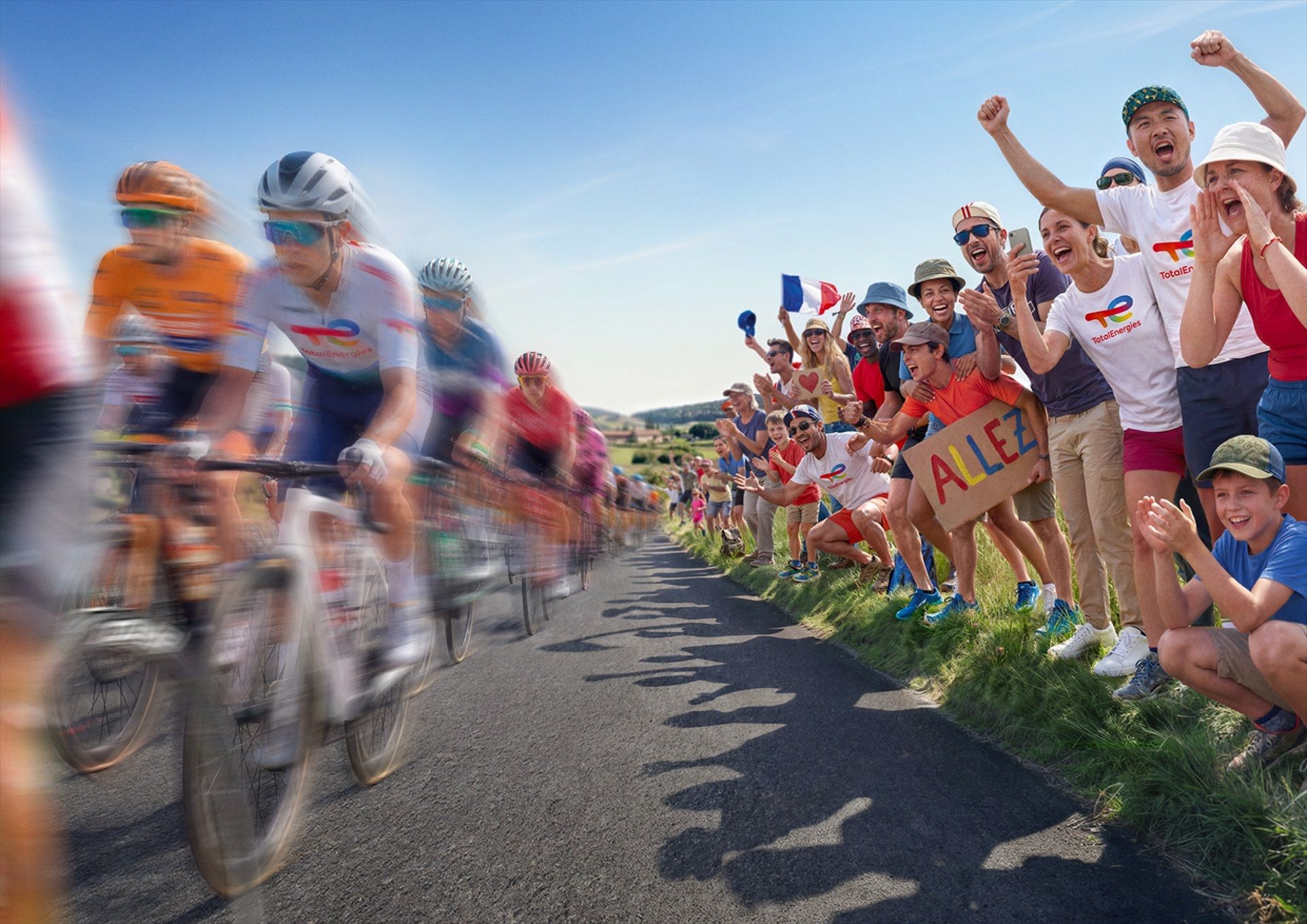 Diversos aficionats de TotalEnergies animen els seus corredors durant el Tour | Cedida per TotalEnergies