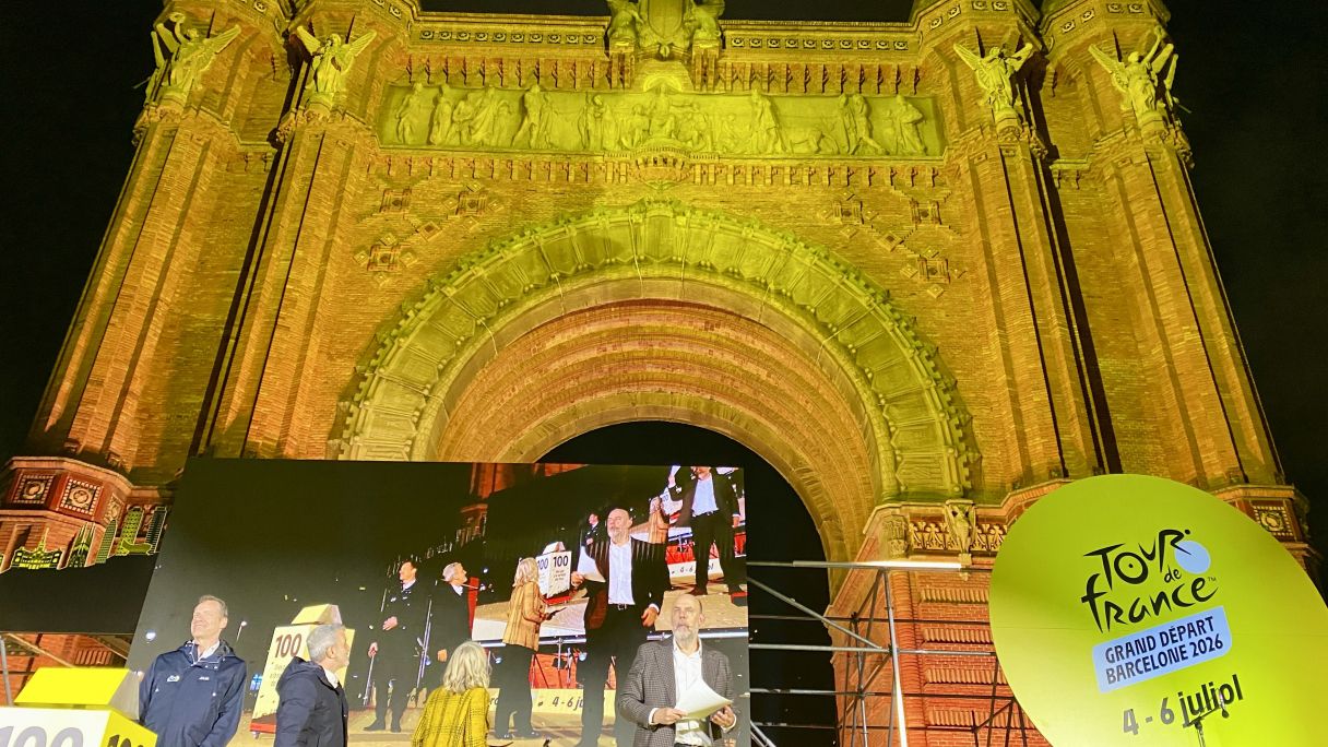 L'Arc de Triomf de Barcelona il·luminat de groc per celebrar l'inici del compte enrere de cent dies per al Grand Départ del Tour de França a la capital catalana | Telma Altes Safont (ACN) L'Arc de Triomf de Barcelona il·luminat de groc per celebrar l'inici del compte enrere de cent dies per al Grand Départ del Tour de França a la capital catalana | Telma Altes Safont (ACN)