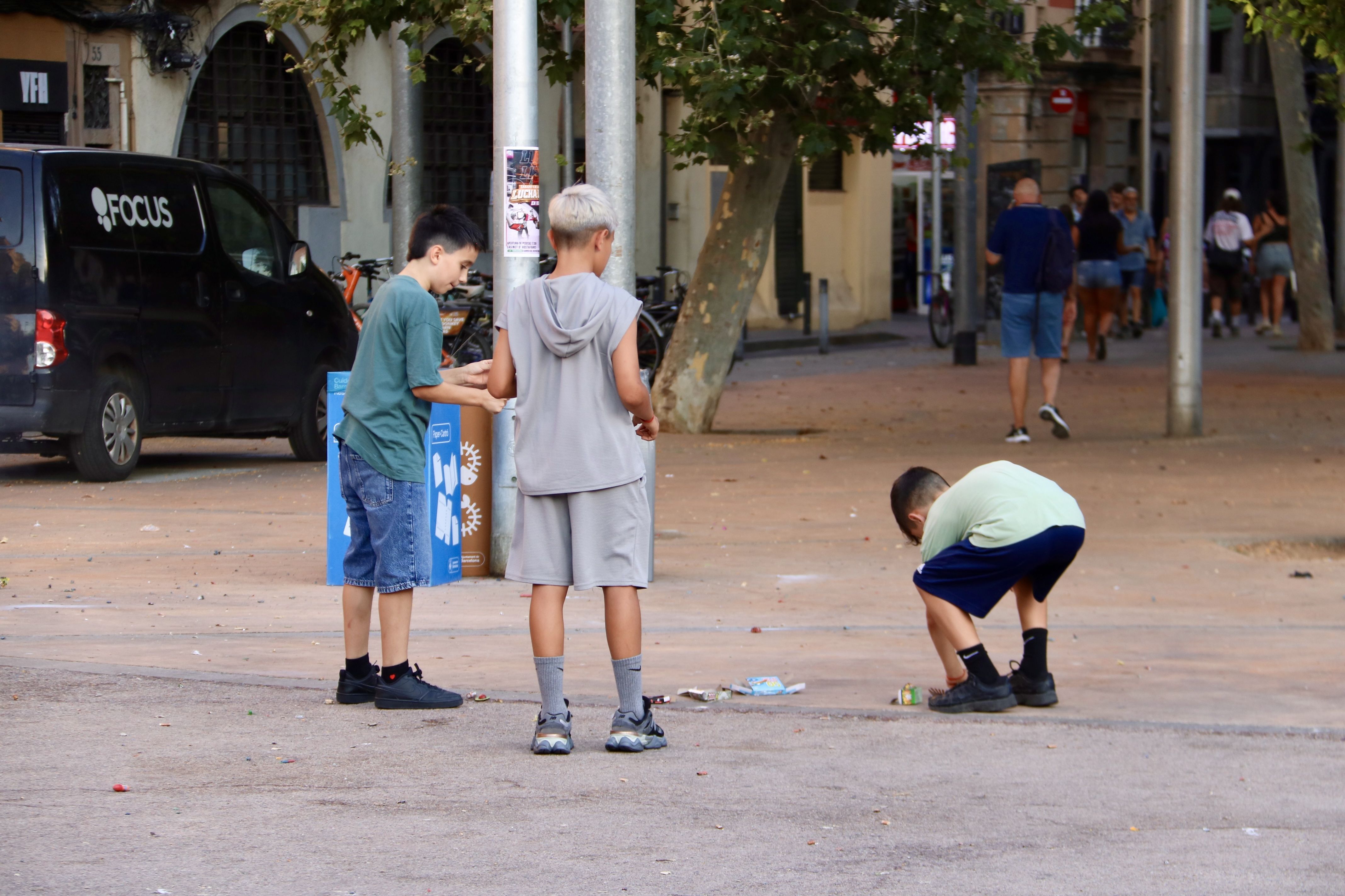 Niños tirando petardos en la Barceloneta | ACN