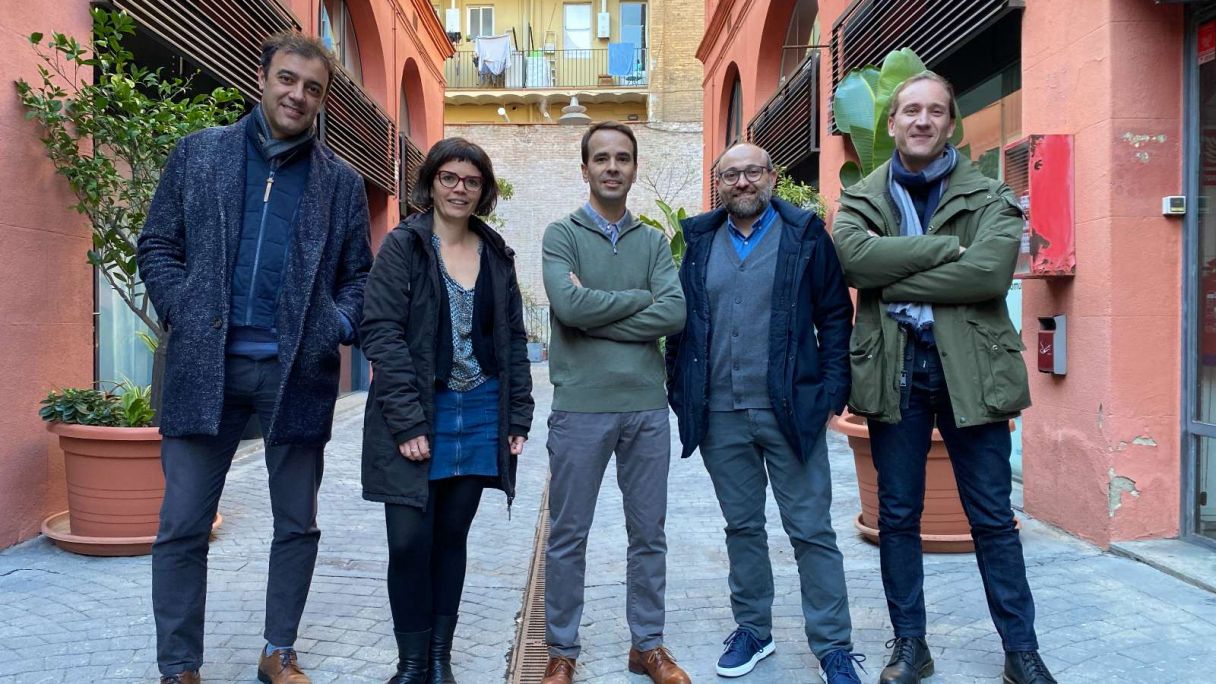 L'equip directiu d'Inèdit, a l'entrada de les oficines | Inèdit