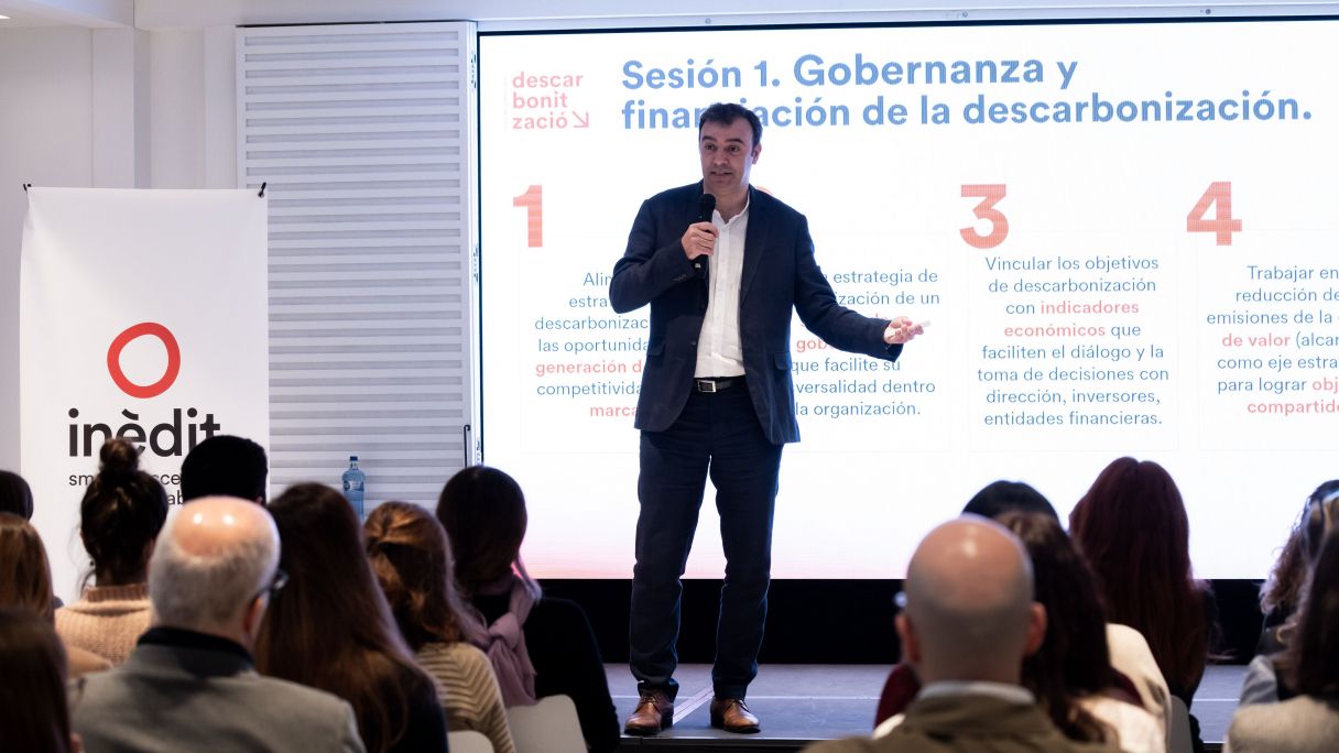 El director de desenvolupament de negoci d'Inèdit, Carles Gasol, en una presentació | Robert Ramos / Inèdit