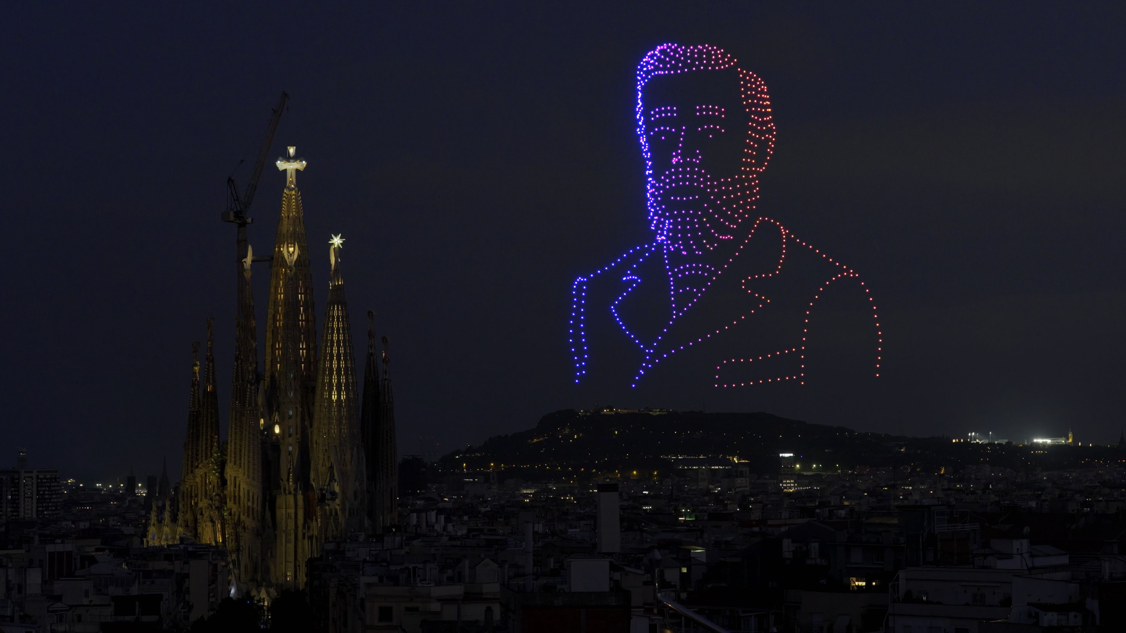 El rostre d'Antoni Gaudí dibuixat amb drons al cel de Barcelona al costat de la Sagrada Família, durant la celebració de la benedicció de la Torre de Jesús pel Papa | Basilica de la Sagrada Familia