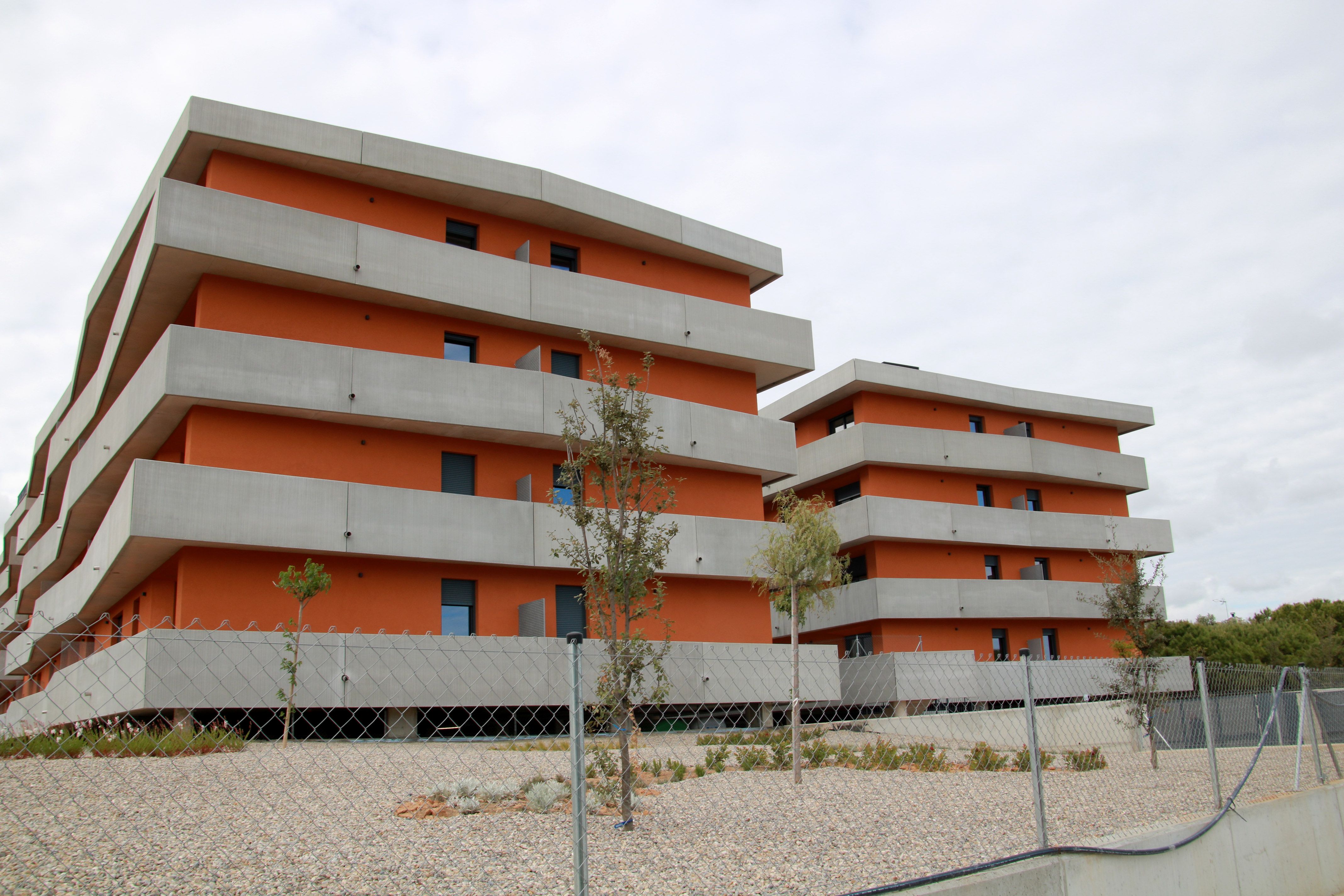 La nueva promoción de viviendas de alquiler asequible de Calafell entregará las llaves de 110 pisos antes de este verano | Mar Rovira y Ariadna Escoda (ACN)