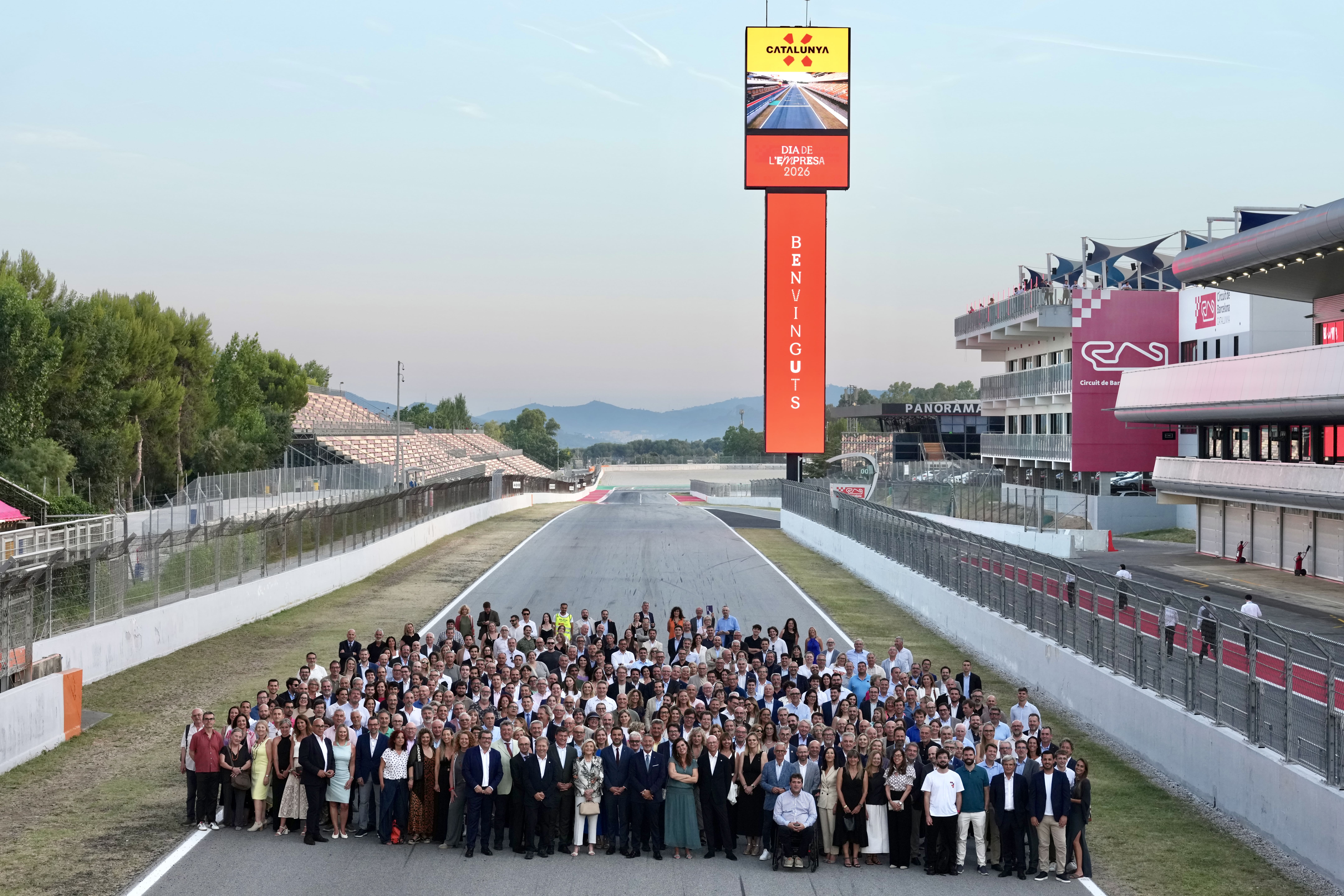 Imatge dels participants en l'acte institucional del Dia de l’Empresa, que va tenir lloc dijous passat a les instal·lacions del Circuit de Catalunya | Departament d’Empresa i Treball