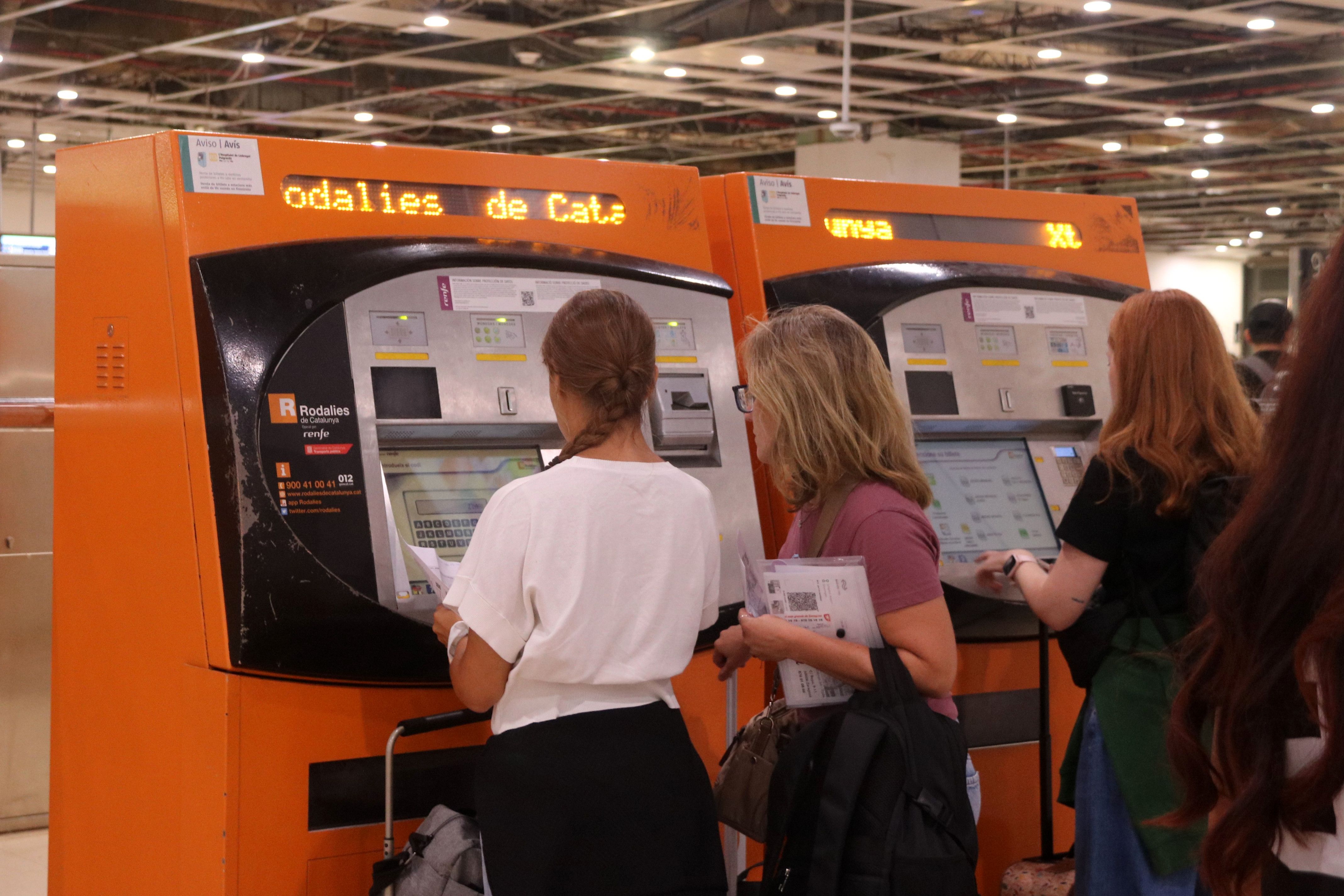 Persones comprant bitllets de Rodalies al vestíbul de l'estació de Sants el dia que hi ha convocada vaga del Sindicat Ferroviari (SF) | Maria Asmarat  (ACN)