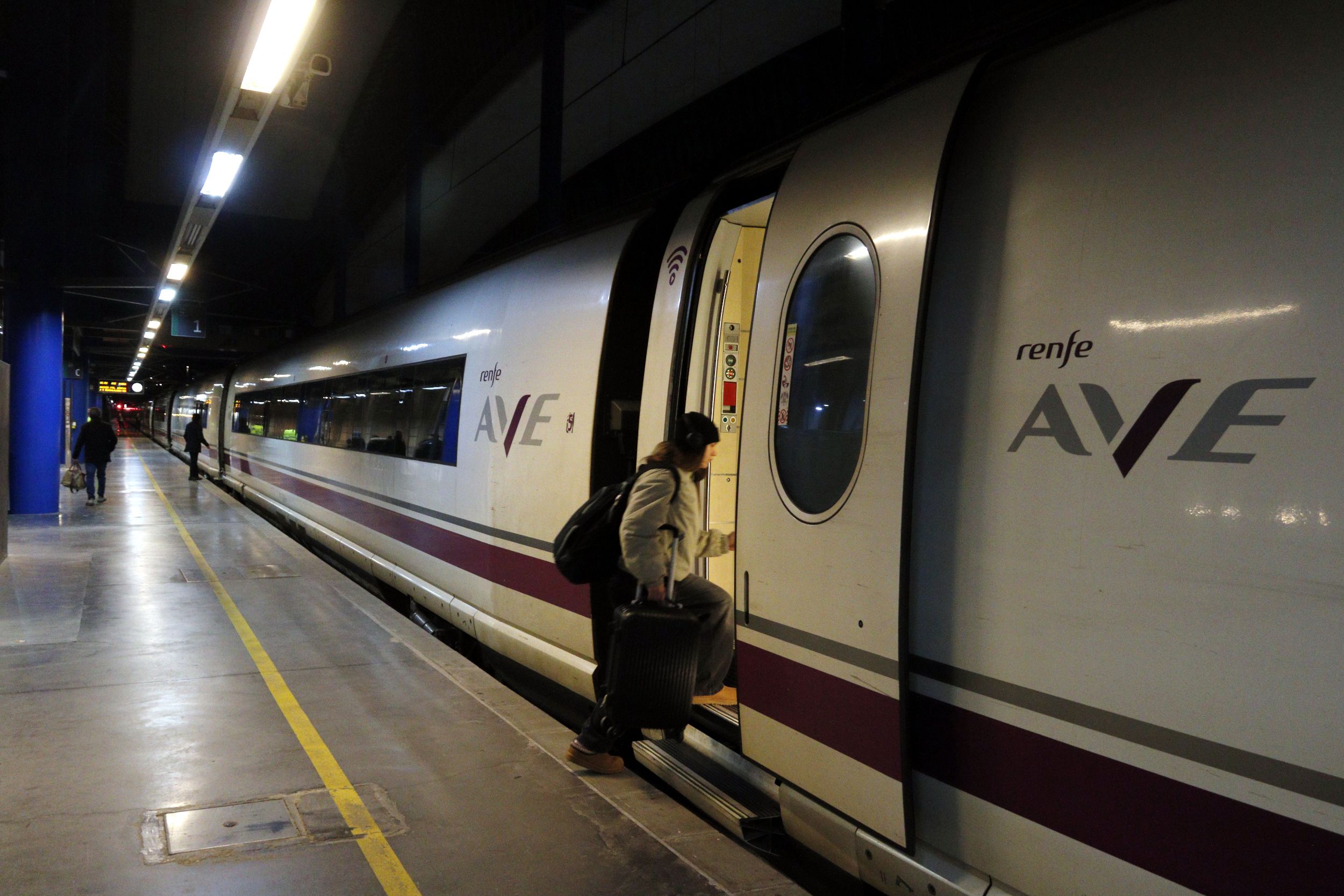 Una passatgera puja a un tren AVE Lleida-Madrid que ha sortit amb 50 minuts de retard | Roger Segura (ACN)