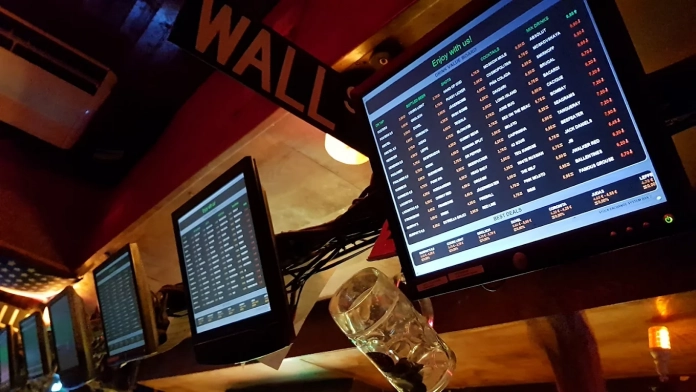 Pantalles amb els preus de les begudes del Dow Jones Bar de Barcelona | Ressenyes de Google