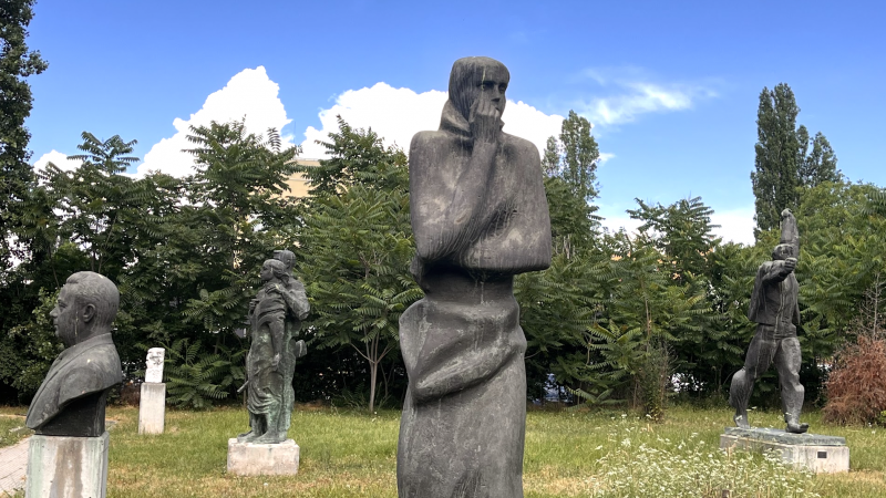 Parque del Museo de Arte Socialista en Sofía, Bulgaria | Ariadna Romans Parque del Museo de Arte Socialista en Sofía, Bulgaria | Ariadna Romans