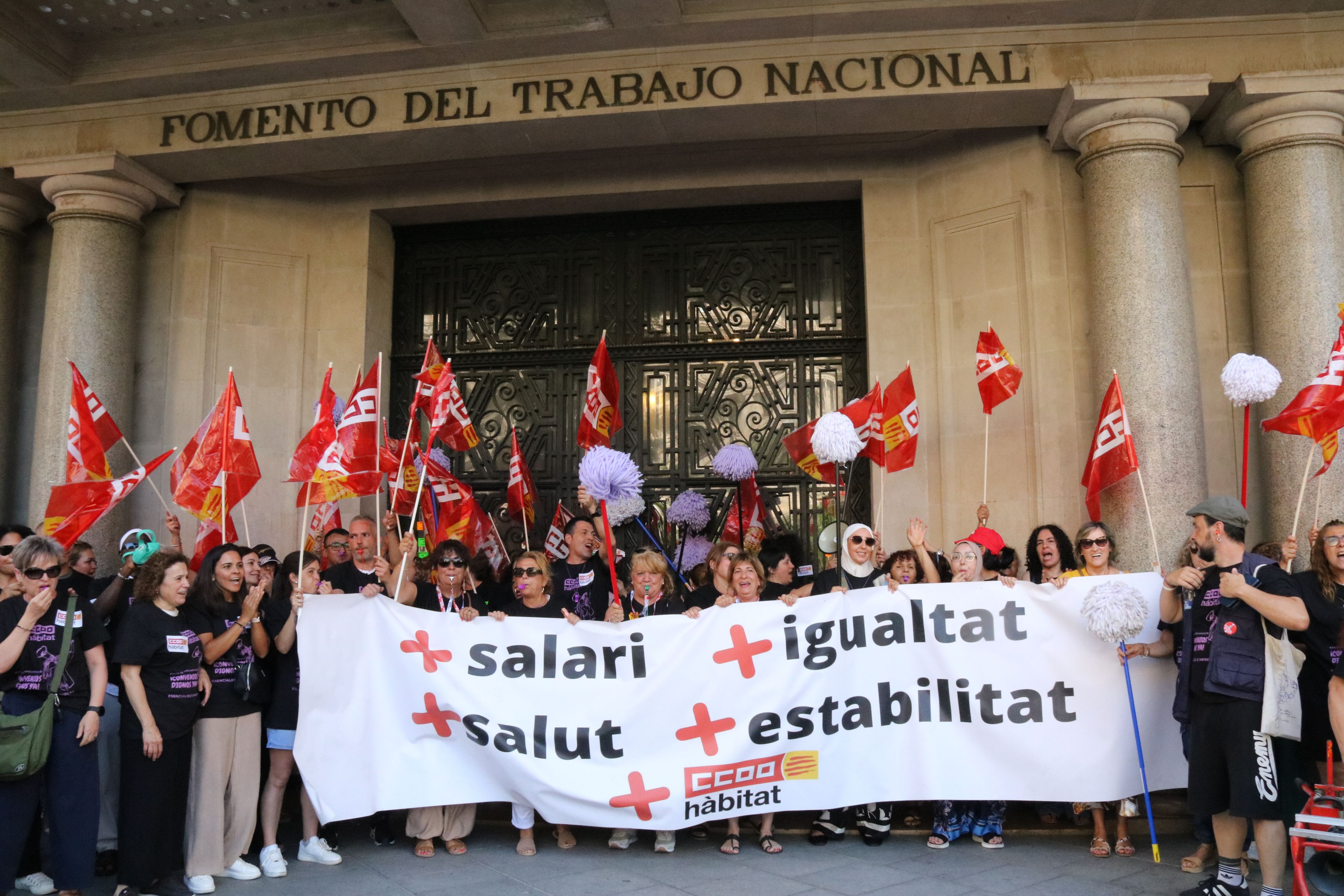 Treballadores de la neteja davant de la seu de Foment del Treball a Barcelona | Andrea Salazar (ACN)