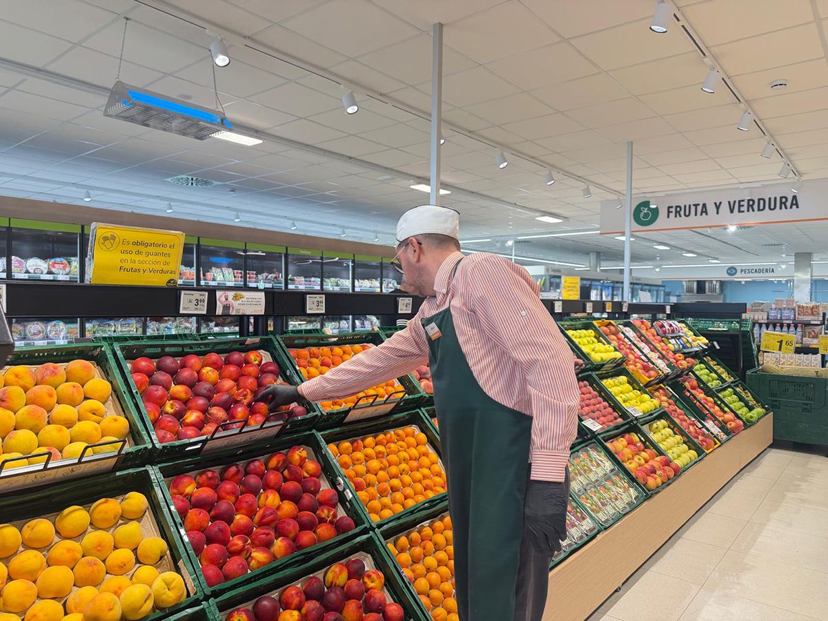Un treballador de Consum col·locant bé la fruita | Cedida
