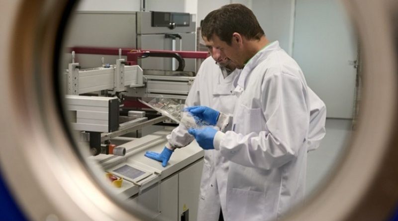 Trabajadores de Thinex en los laboratorios de la empresa | Cedida