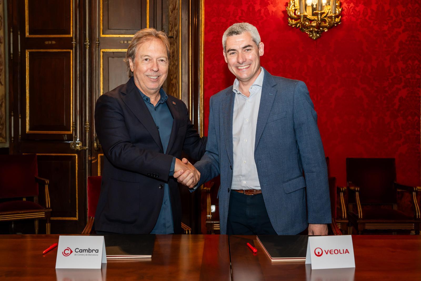 El president de la Cambra de Comerç de Barcelona, Josep Santacreu, estreny la mà de Daniel Tugues, CEO de Veolia a Espanya durant la signatura de l'acord | Cedida El president de la Cambra de Comerç de Barcelona, Josep Santacreu, estreny la mà de Daniel Tugues, CEO de Veolia a Espanya durant la signatura de l'acord | Cedida