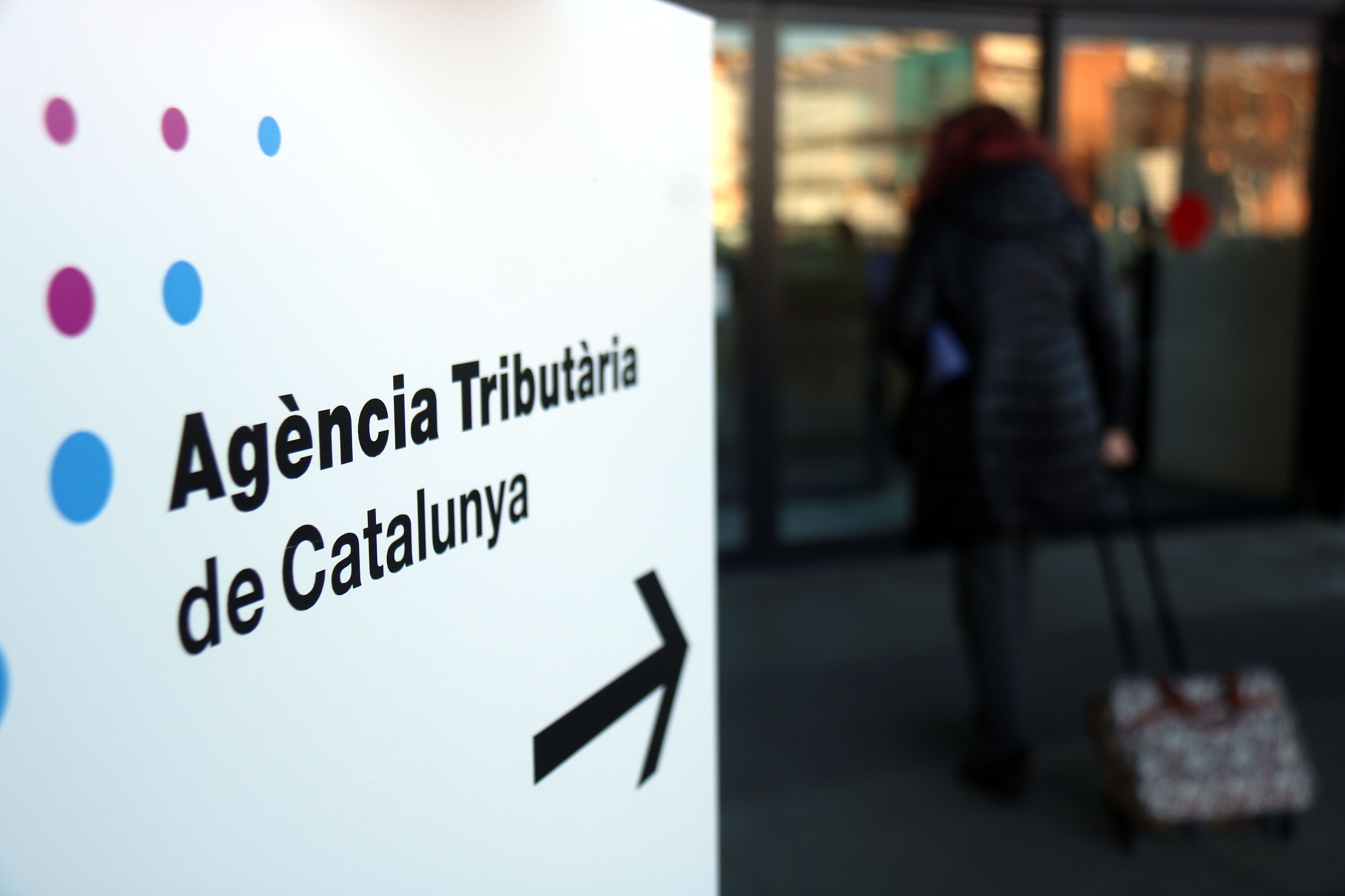 Primer pla d'un cartell de l'Agència Tributària de Catalunya (ATC) | Lluís Sibils (ACN) Primer pla d'un cartell de l'Agència Tributària de Catalunya (ATC) | Lluís Sibils (ACN)