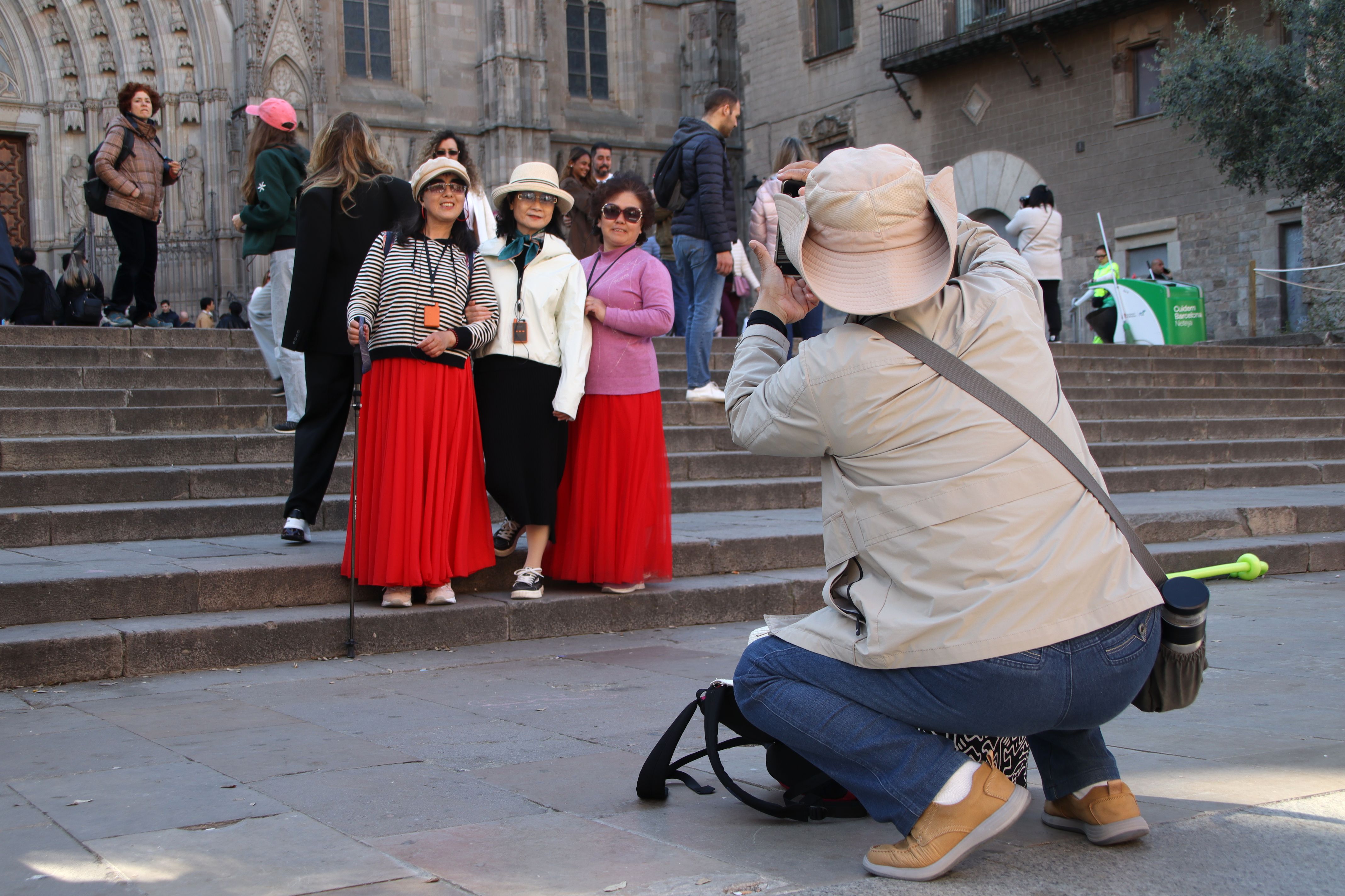 Uns turistes es fotografien davant la Catedral de Barcelona | Blanca Blay (ACN)
